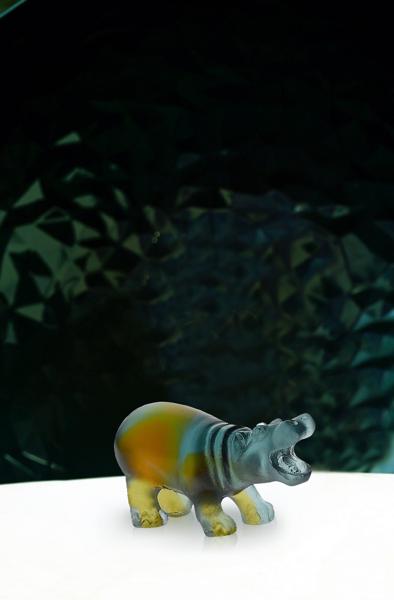 Mini hippopotame en verre Daum, sculpture artistique avec détails colorés, petite figurine décorative en verre soufflé.