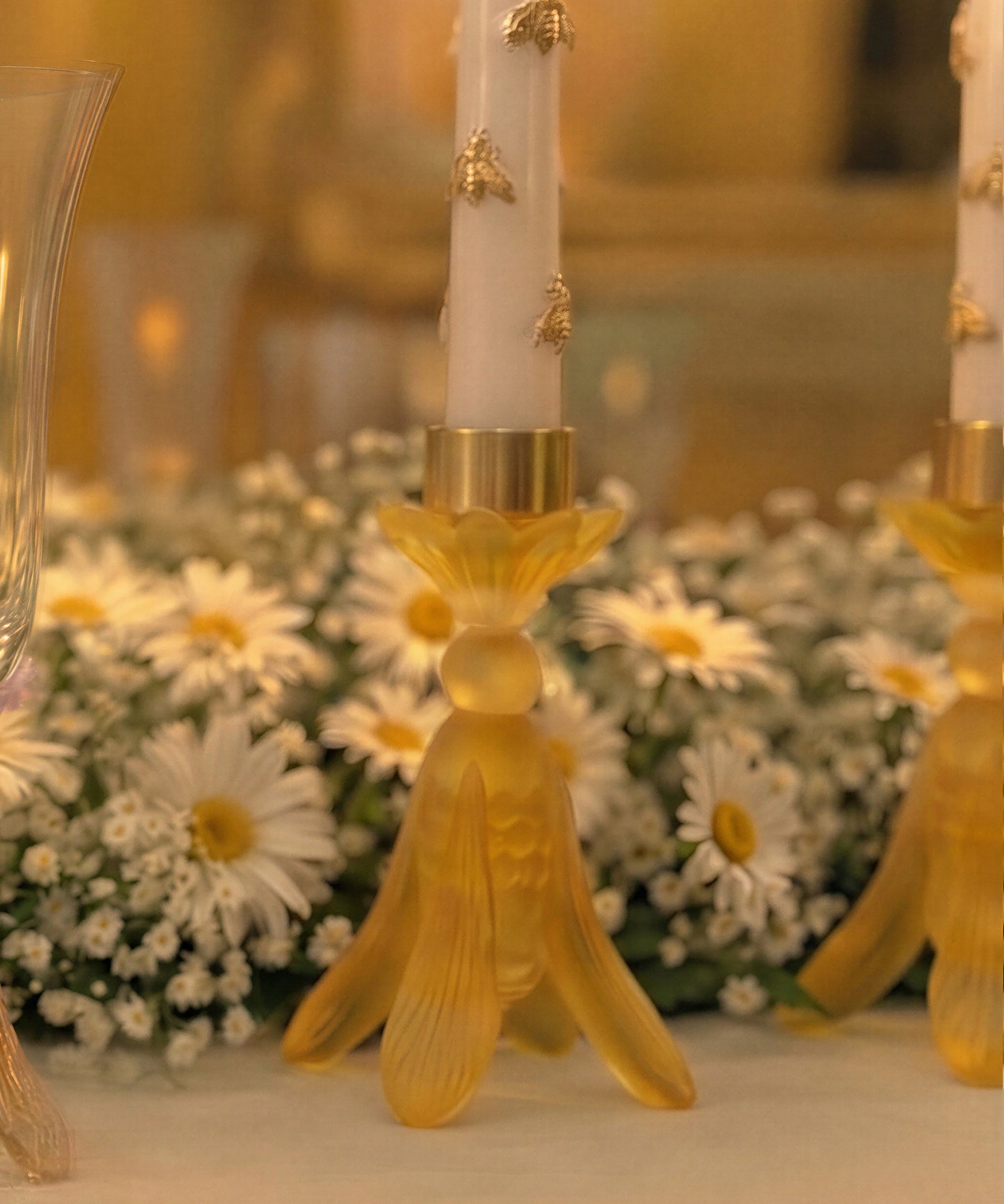 Bougeoir en or d'abeille avec chandelle en cire, design élégant de Daum Intérieur, idéal pour décoration intérieure raffinée