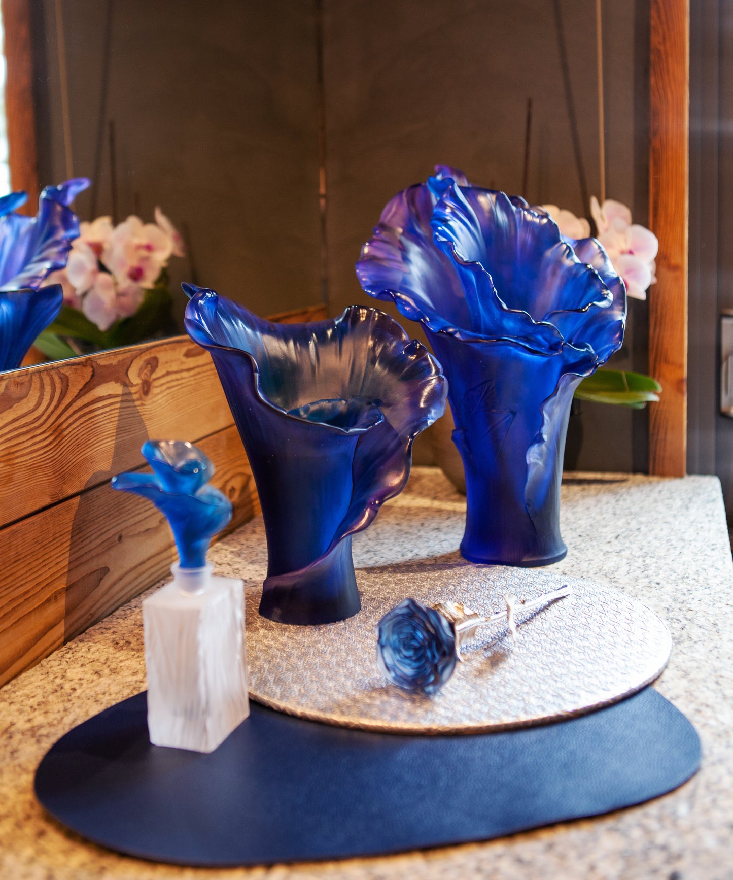 Vase Arum grand modèle de Daum en verre bleu nuit avec finition élégante, design artistique et forme volumineuse.