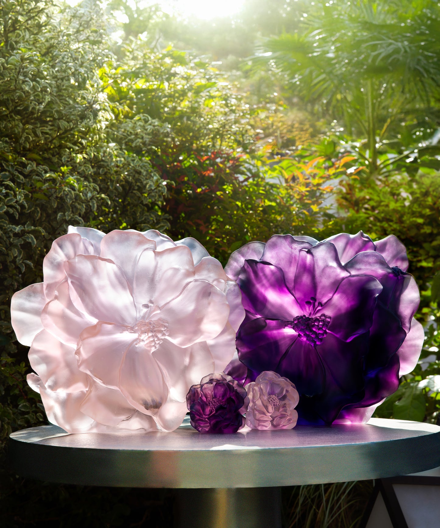 Rose décorative Camélia de la marque Daum, sculpture en verre élégant avec détails floraux fins.