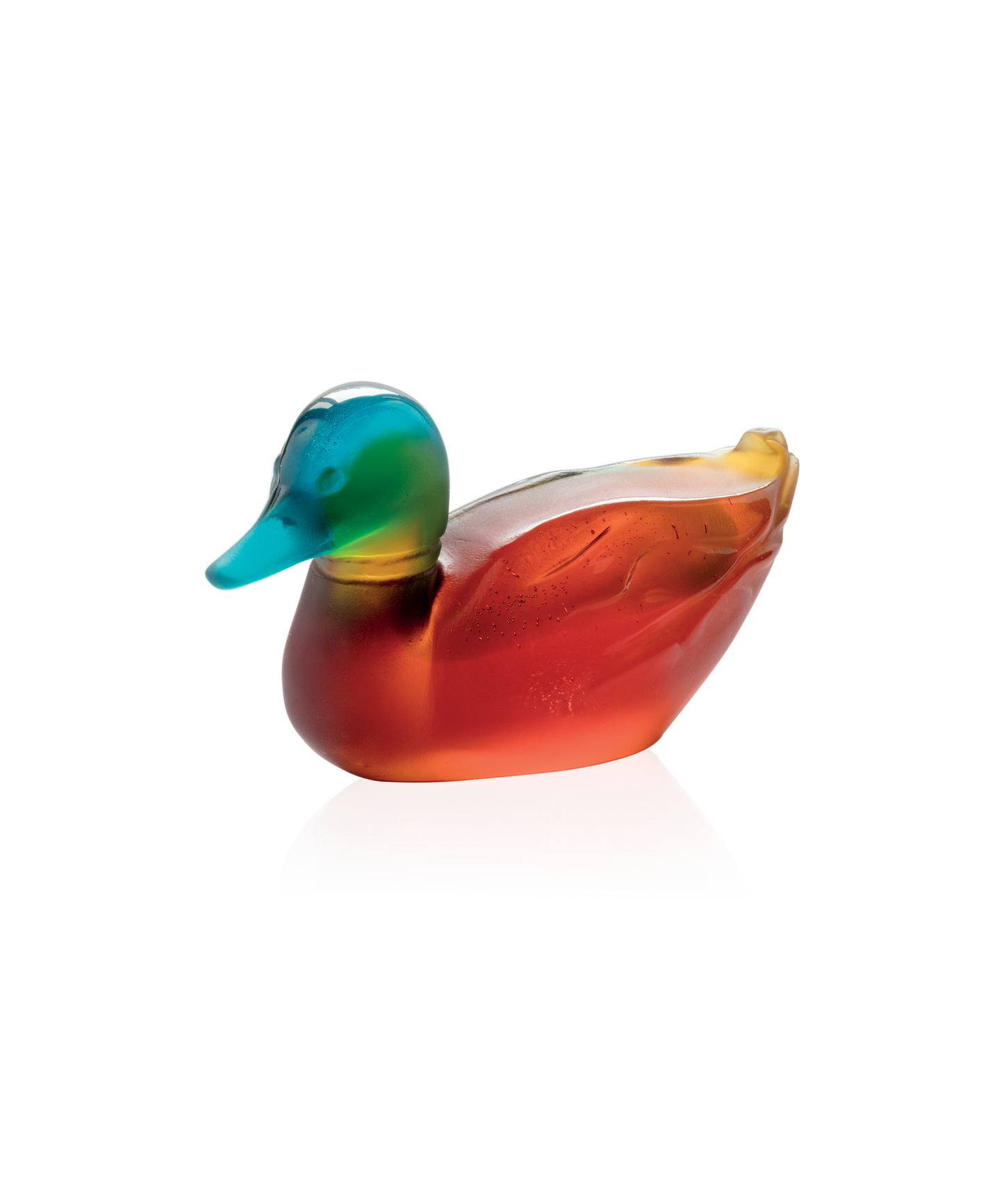 Canard colvert en verre Daum avec plumes détaillées et couleurs naturelles, posé sur un support en verre.