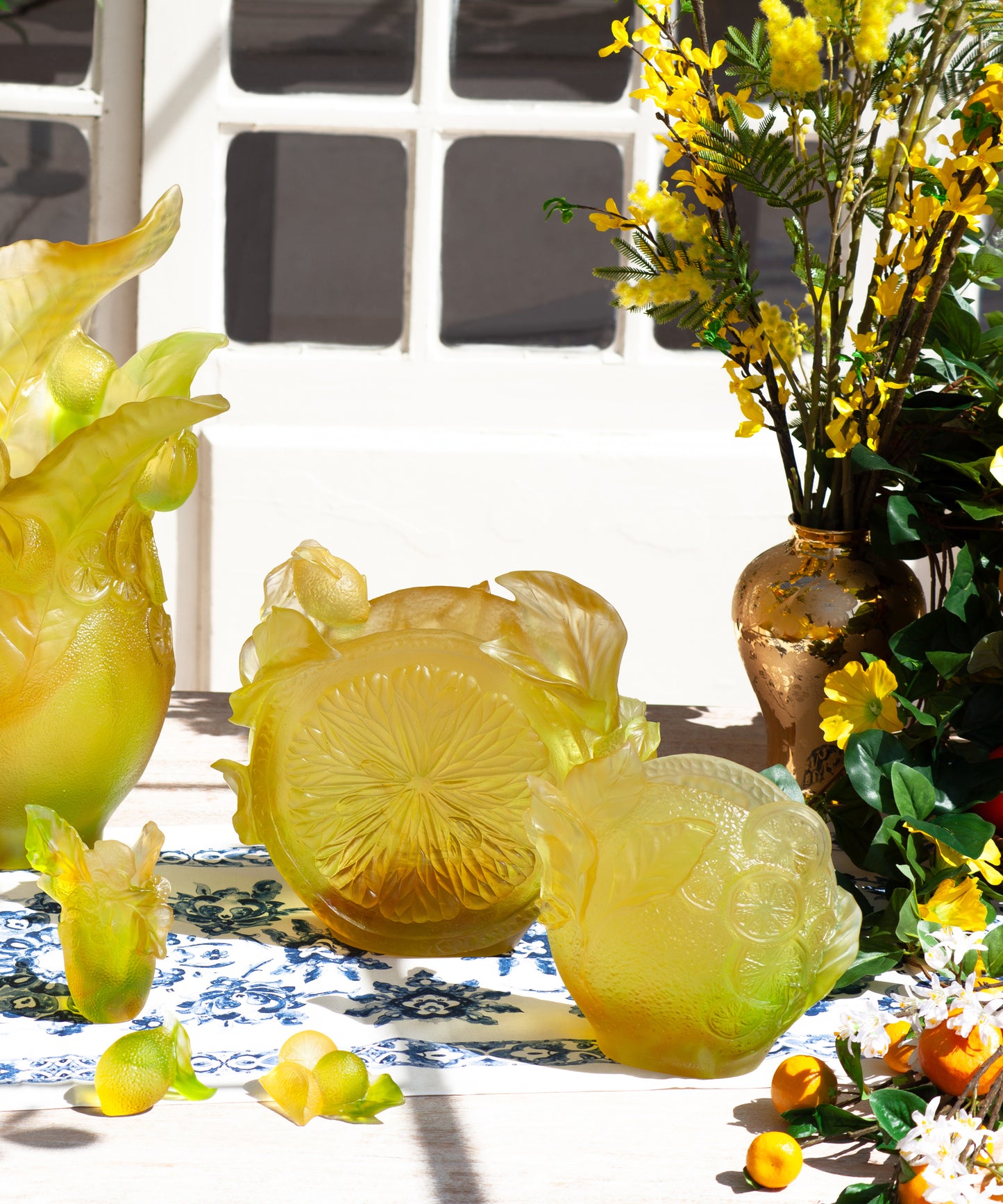 Composition décorative en cristal de citrus par Daum, pièce artistique avec fruits colorés et détails élégants.
