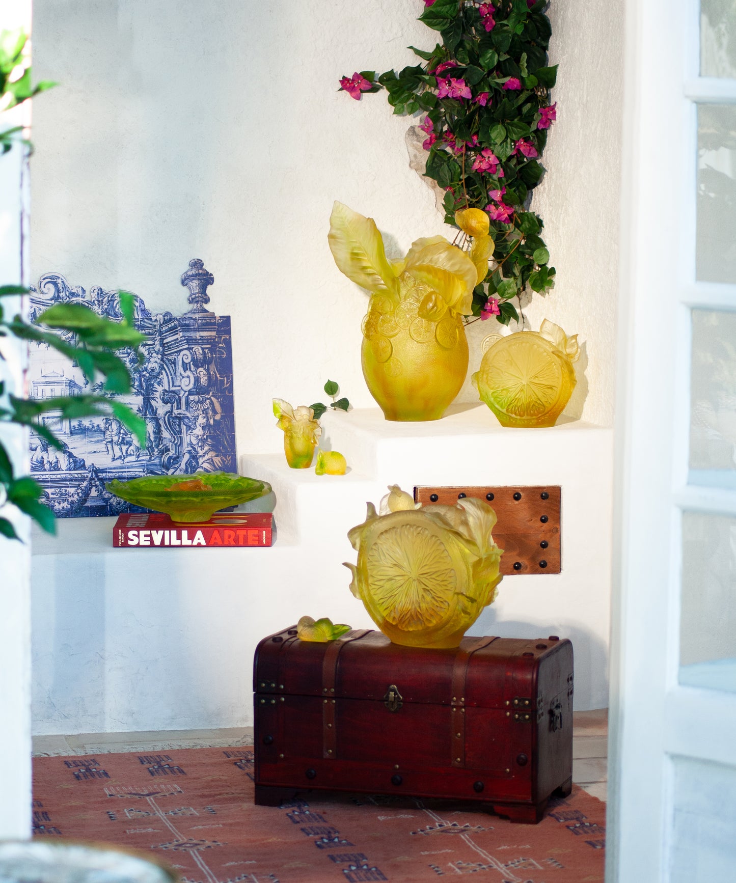 Vase citrus grand modèle 175ex de Daum en verre coloré avec motif d'agrumes sculpté.