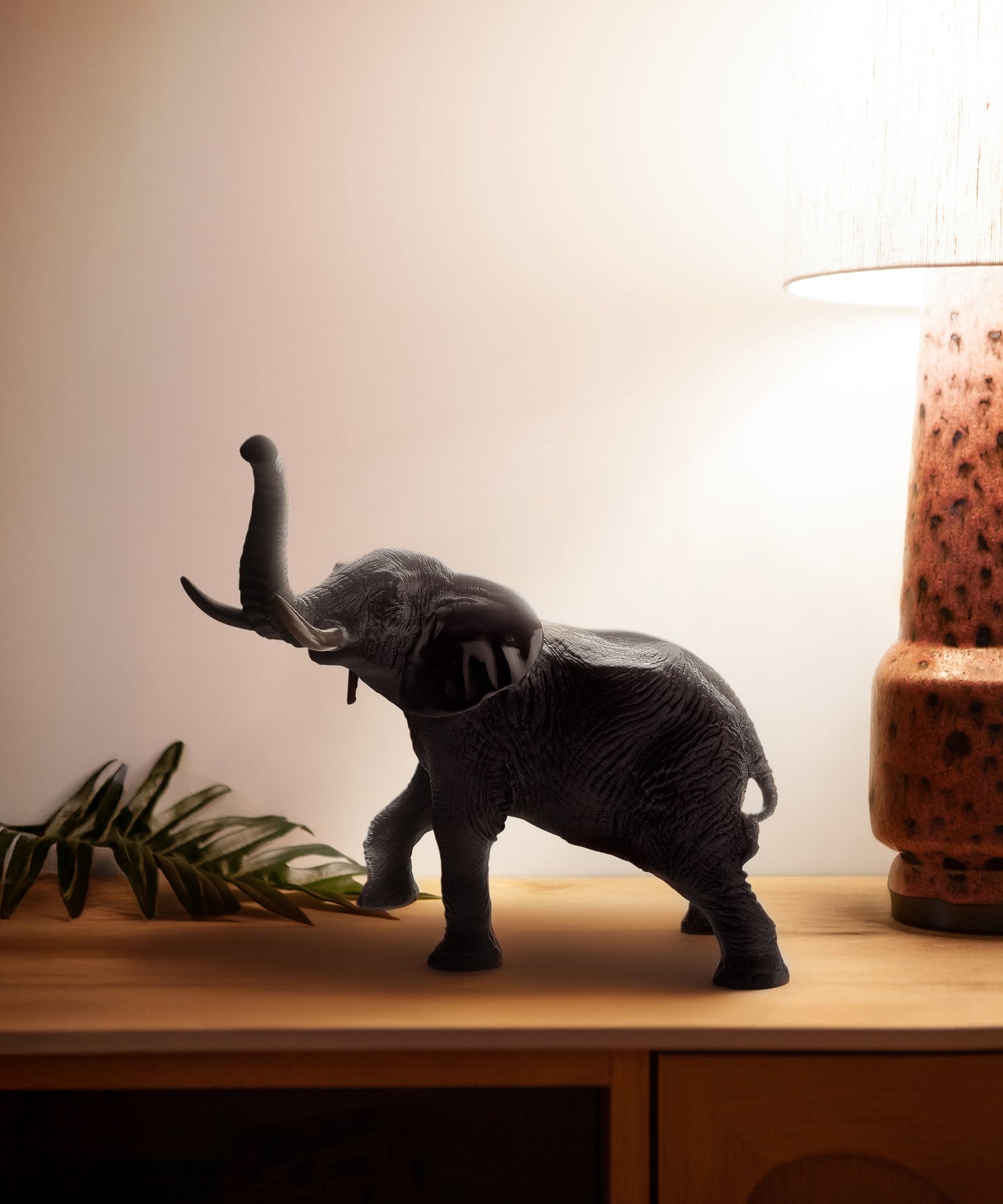 Éléphant grand modèle noir de Jean-François Leroy en verre Daum, sculpture artistique détaillée, sur fond blanc.
