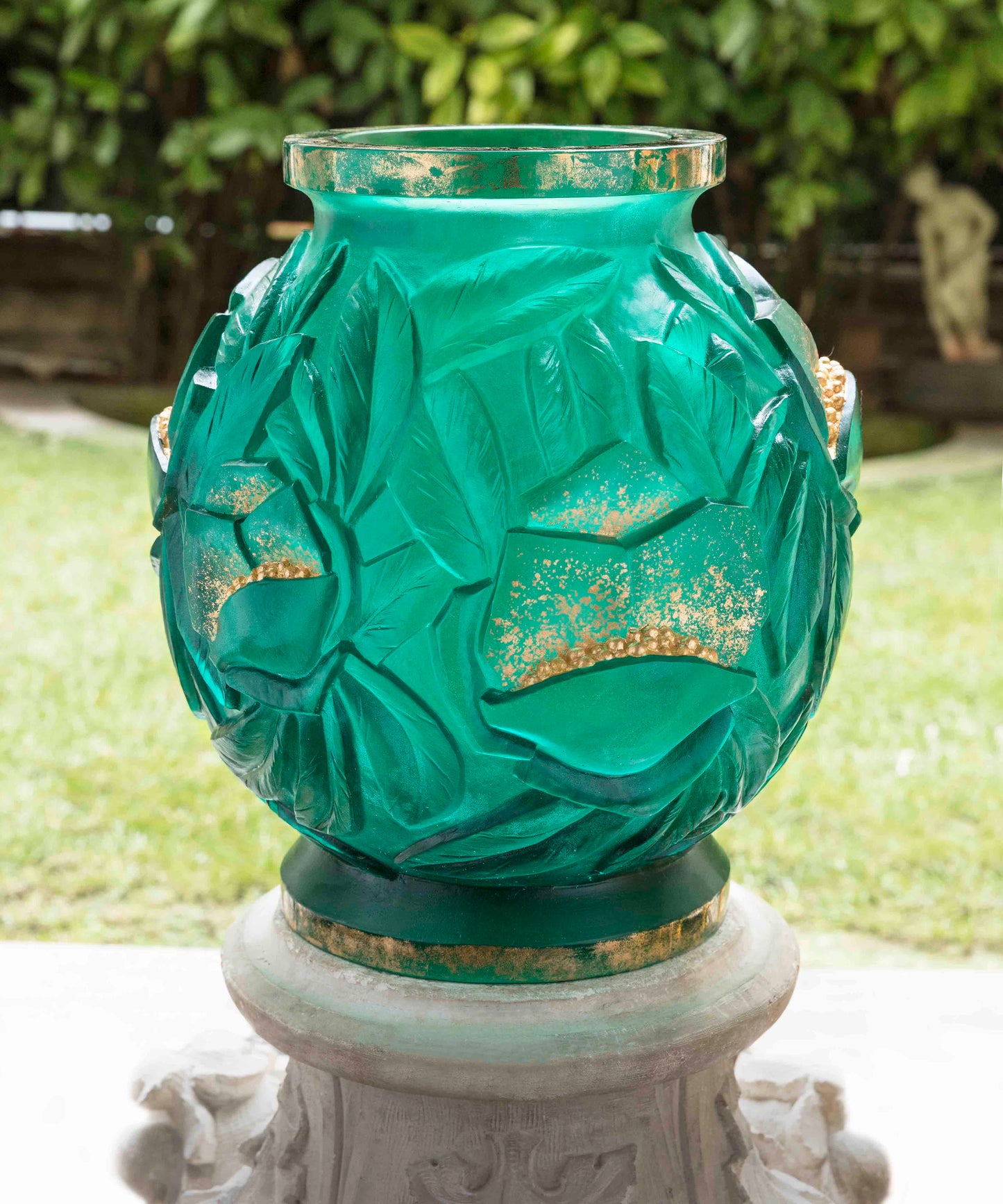 Vase grand modèle Empreinte de Daum en verre vert avec finition or, décoration élégante et raffinée.