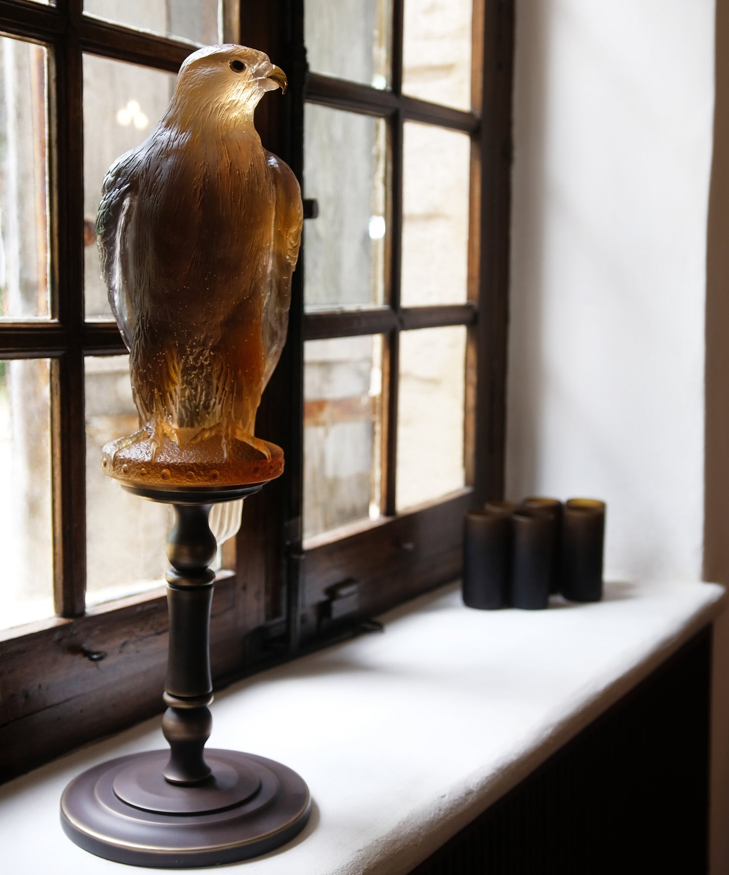 Faucon Gerfaut en verre Daum Ambre-Rose de Madeleine Van der Knoop, sculpture artistique en verre coloré.