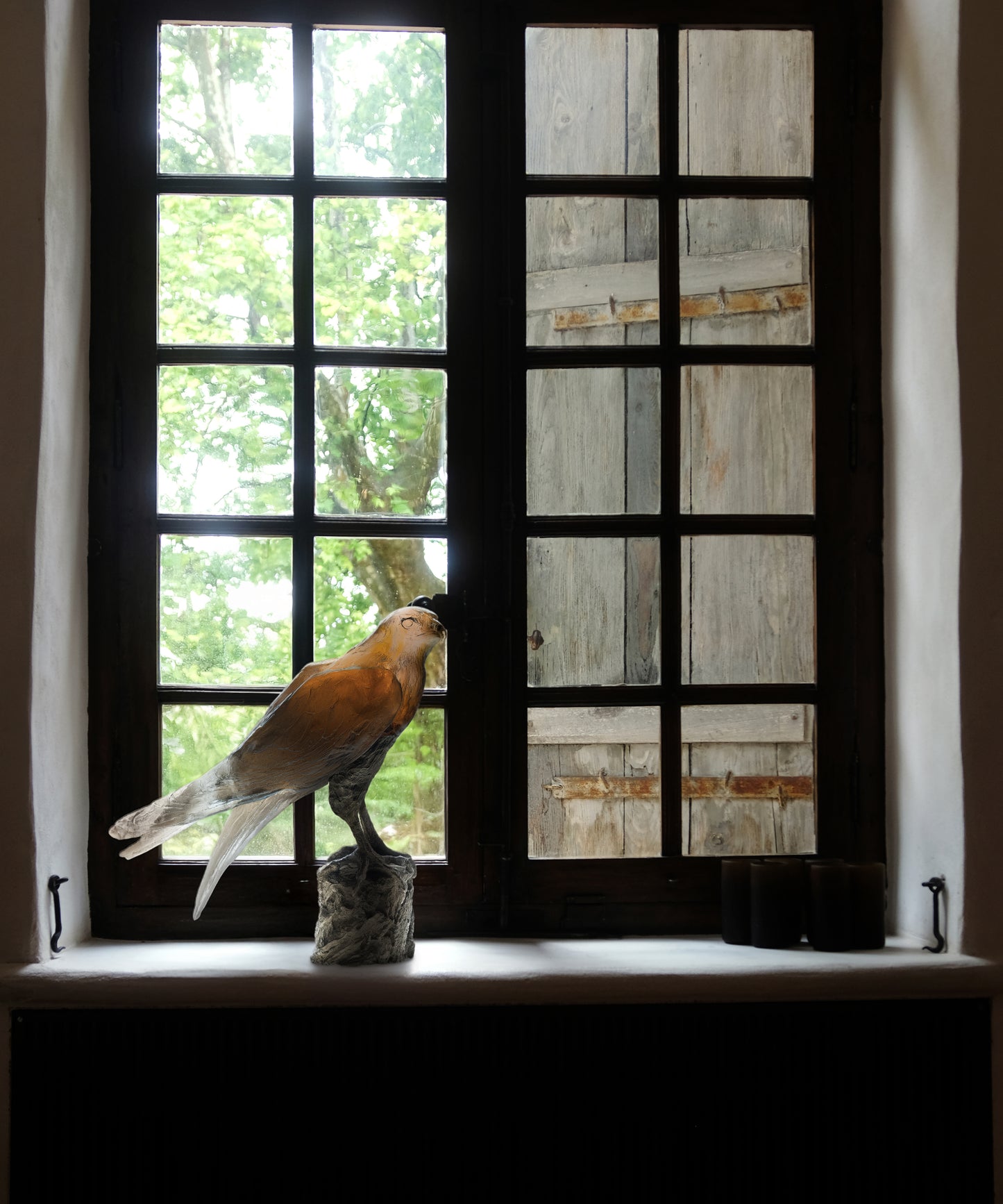 Faucon Saker de Madeleine Van der Knoop en verre Daum, sculpture détaillée avec plumes et ailes élégantes, couleur translucide.