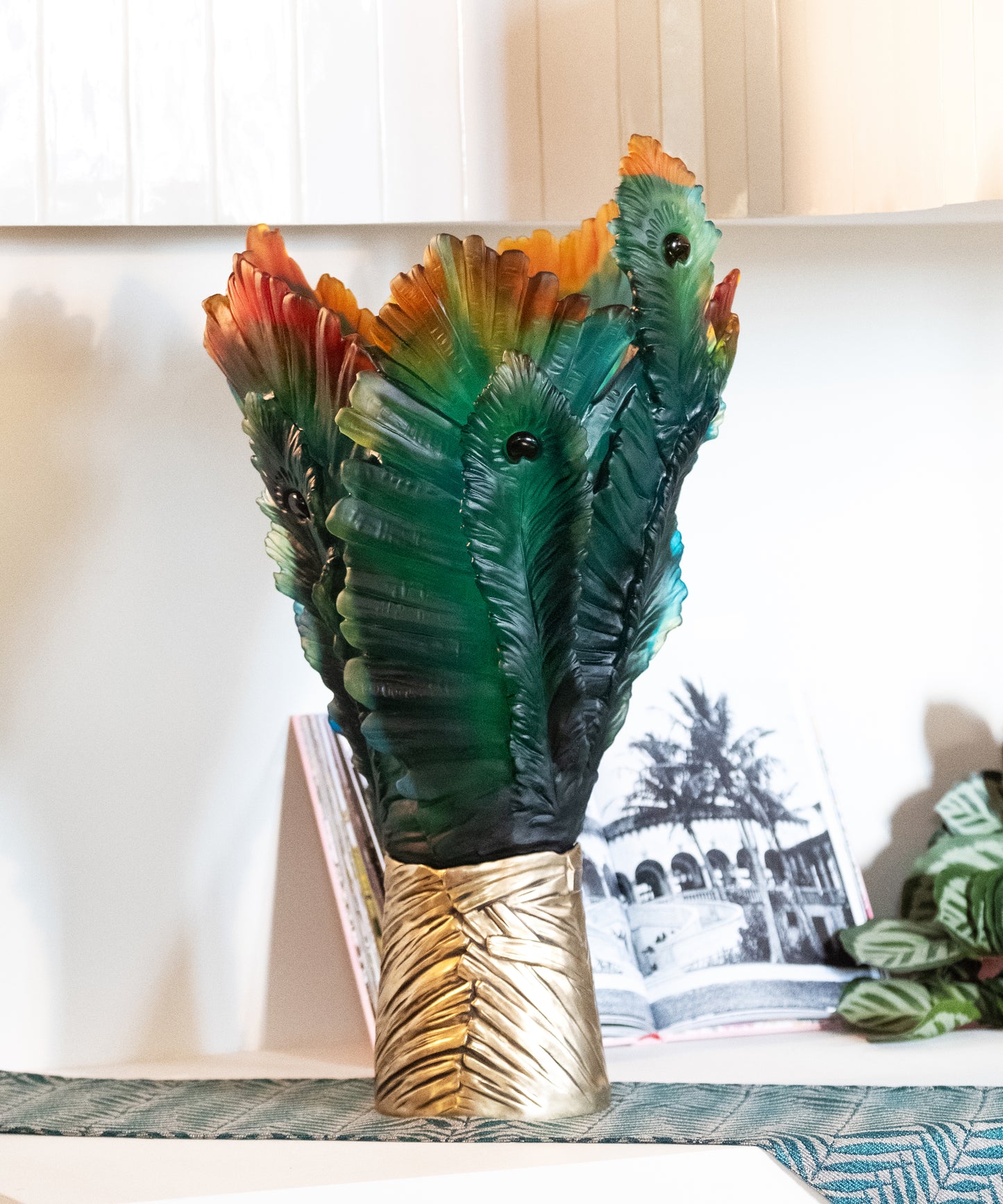Vase magnum Fleur de Paon en verre Daum, décoration artistique avec motif coloré et détails élégants.