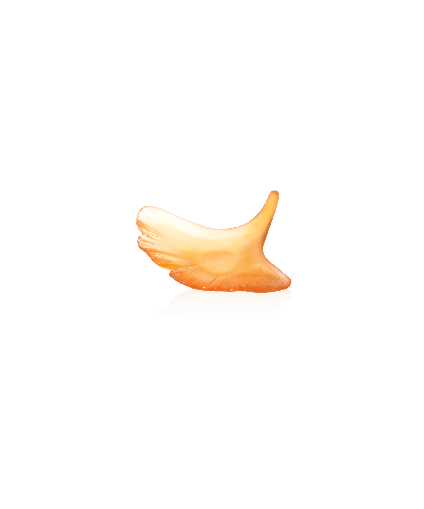 Feuille de ginkgo en ambre de la marque Daum, sculpture en verre artistique avec détails fins et couleurs chaudes.