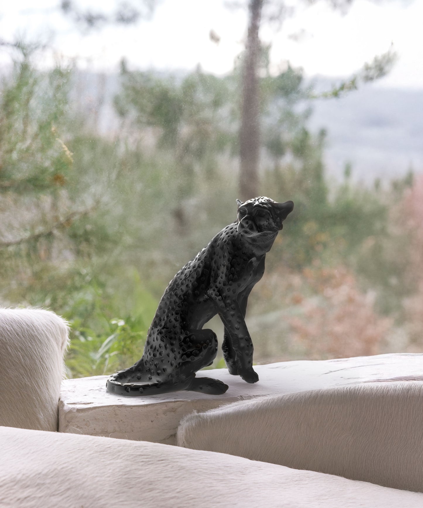 Statue de guépard assis noir de Jean-François Leroy en verre Daum, détails artistiques et finition élégante visible sur l'image