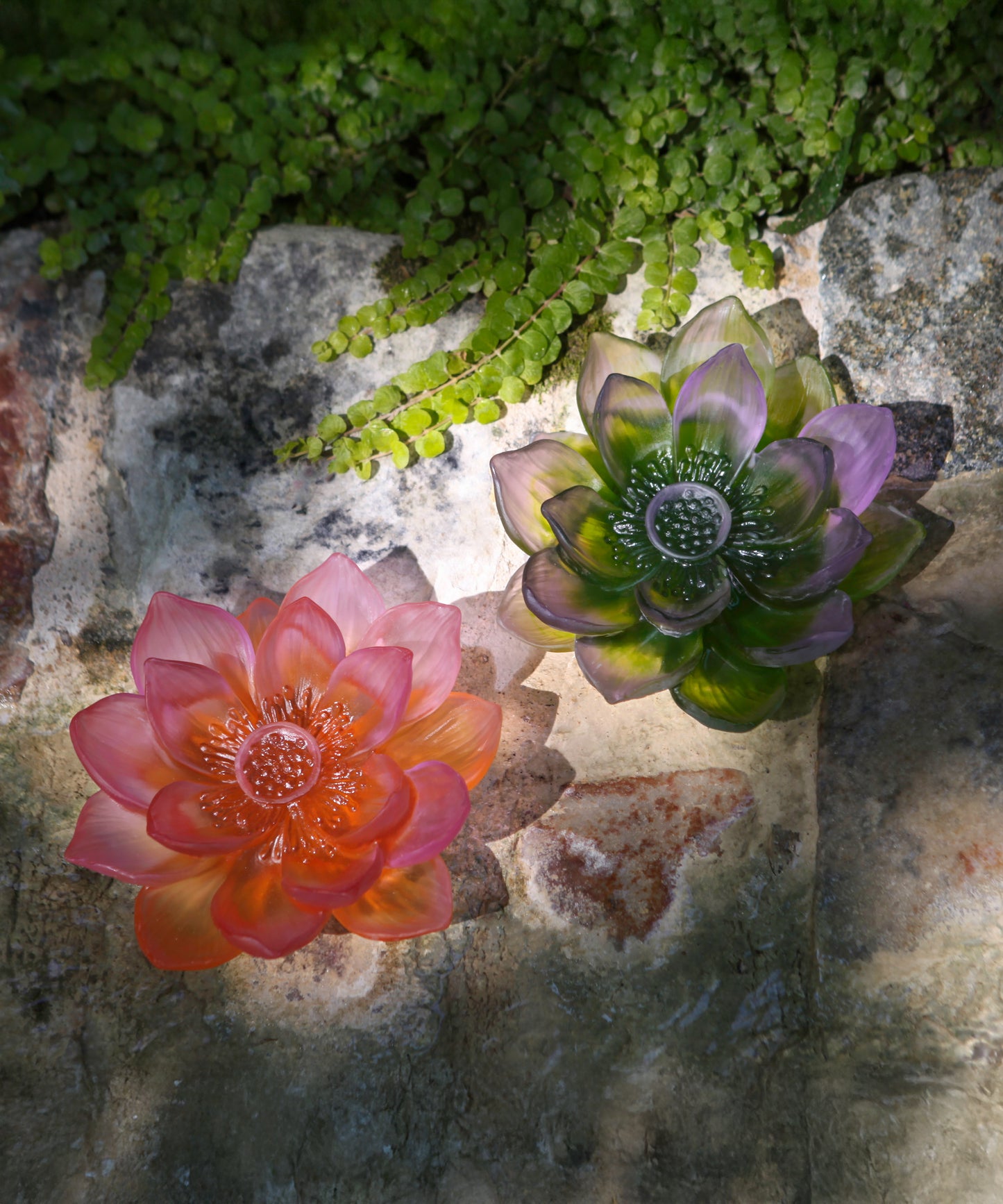 Jardin de Lotus Fleur décorative Ambre-Rose de la marque Daum, vase en cristal avec motif floral élégant.