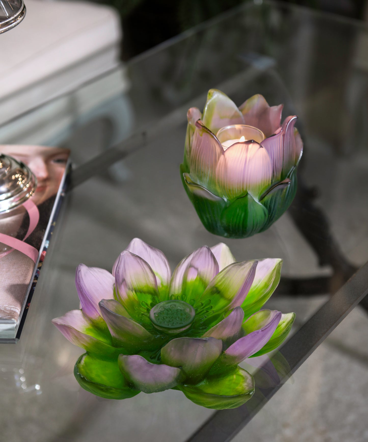 Jardin de Lotus Fleur décorative violet et vert de la marque Daum, pièce artistique en verre coloré.