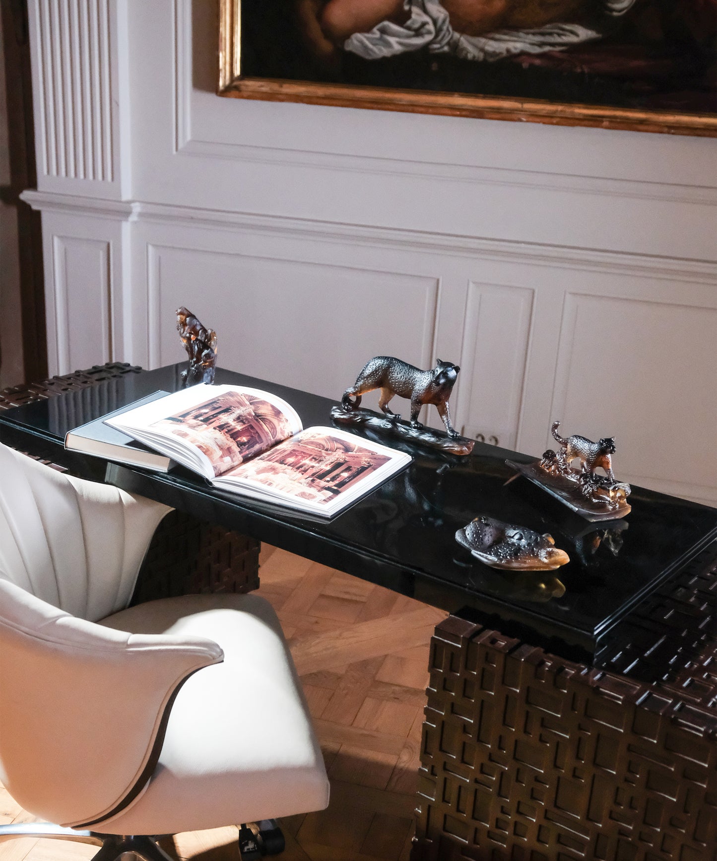 Porte-crayon en forme de léopard en céramique Daum, décor élégant et fonctionnel pour bureau ou étagère.