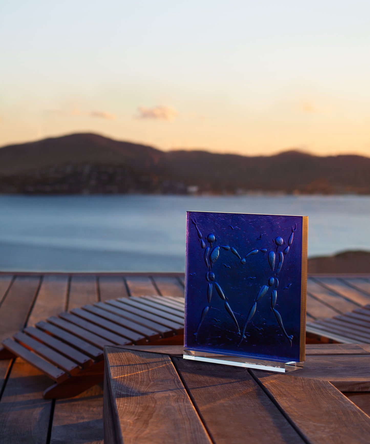 Vase en cristal Daum Love Dance Bleue de Jérôme Mesnager, design artistique avec motifs bleus, sculpture en verre élégante.