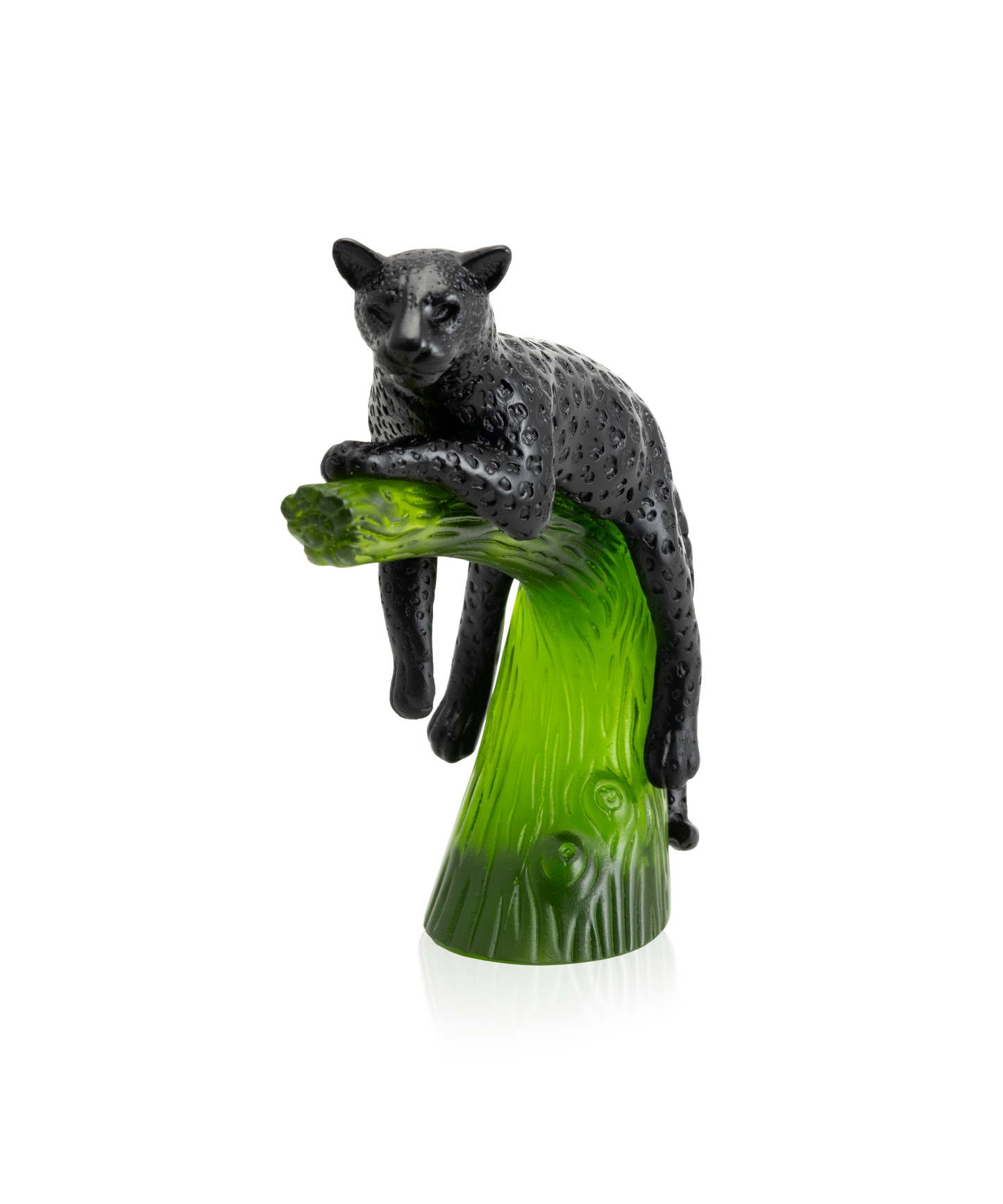 Statue de panthère noire sur un arbre avec des détails émeraude en verre Daum, art en verre élégant et sophistiqué.