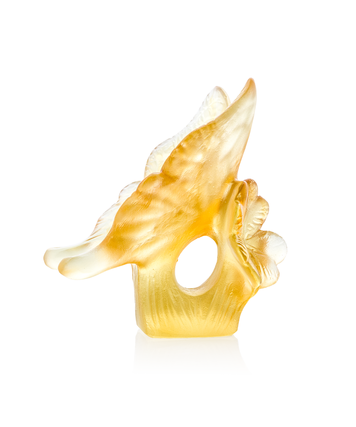 Papillon en verre Ambre et Jaune de la marque Daum, avec détails colorés et motifs délicats, posé sur une surface blanche.