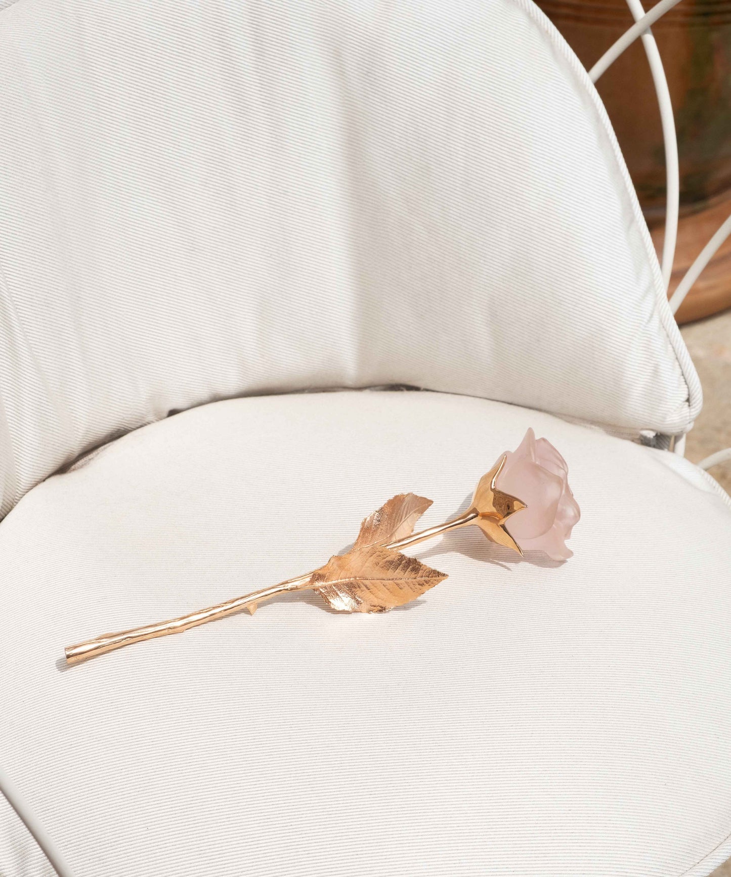 Rose poudré Rose Eternelle de la marque Daum, sculpture en verre délicate avec finition satinée.