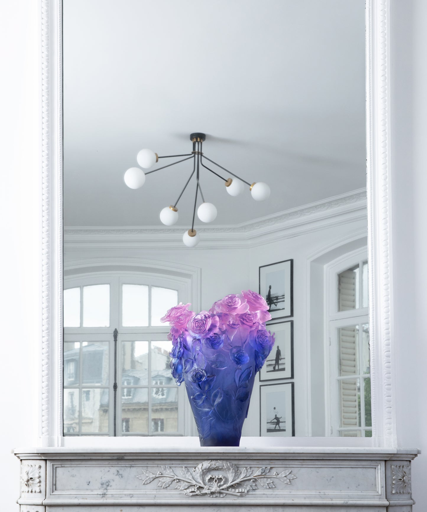 Vase Magnum Rose Passion de Daum en verre bleu et rose, décoration élégante avec 99 expositions.