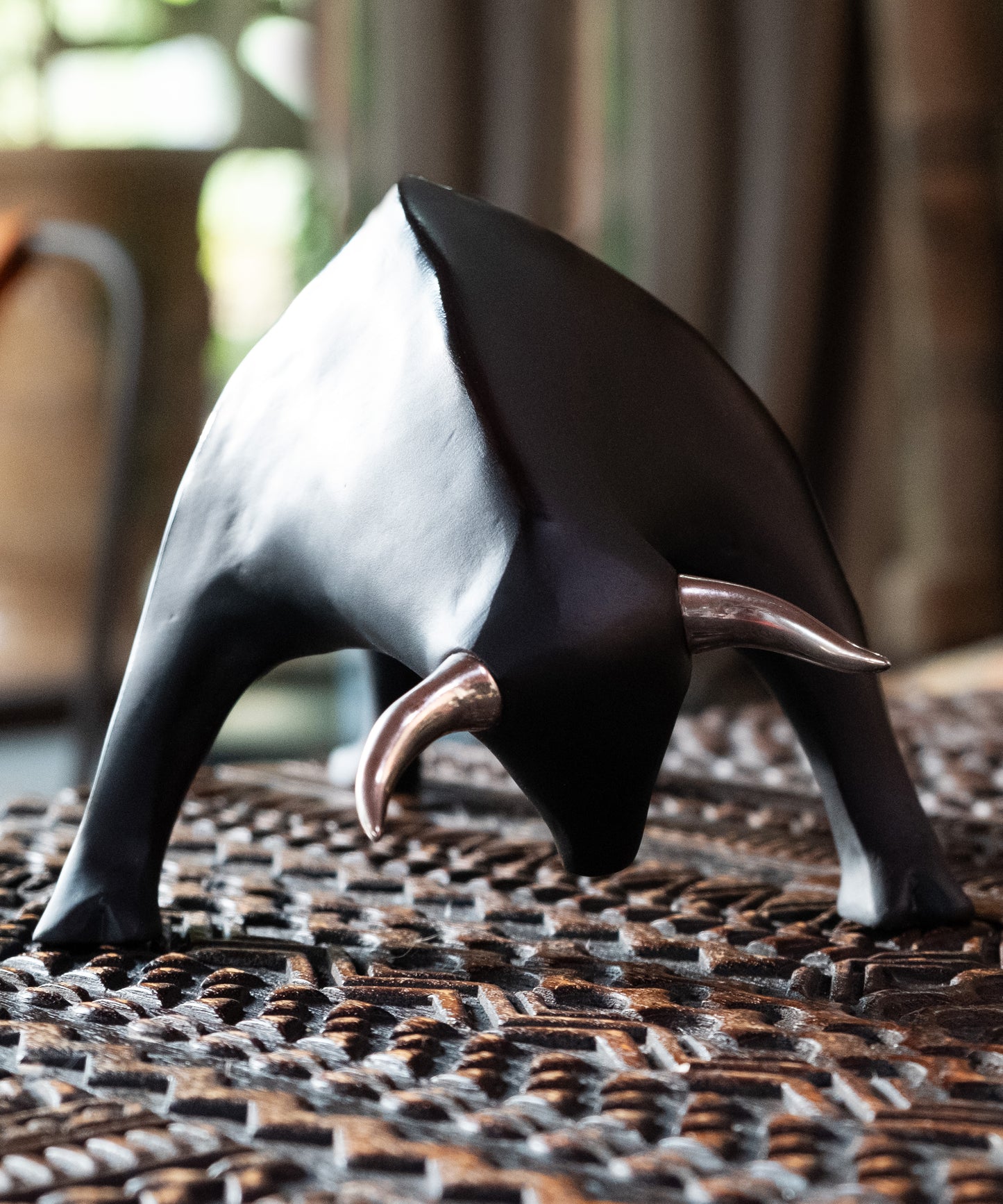 Vase Sévilla de Xavier Carnoy en verre Daum, design élégant avec finition brillante, posé sur une surface claire.