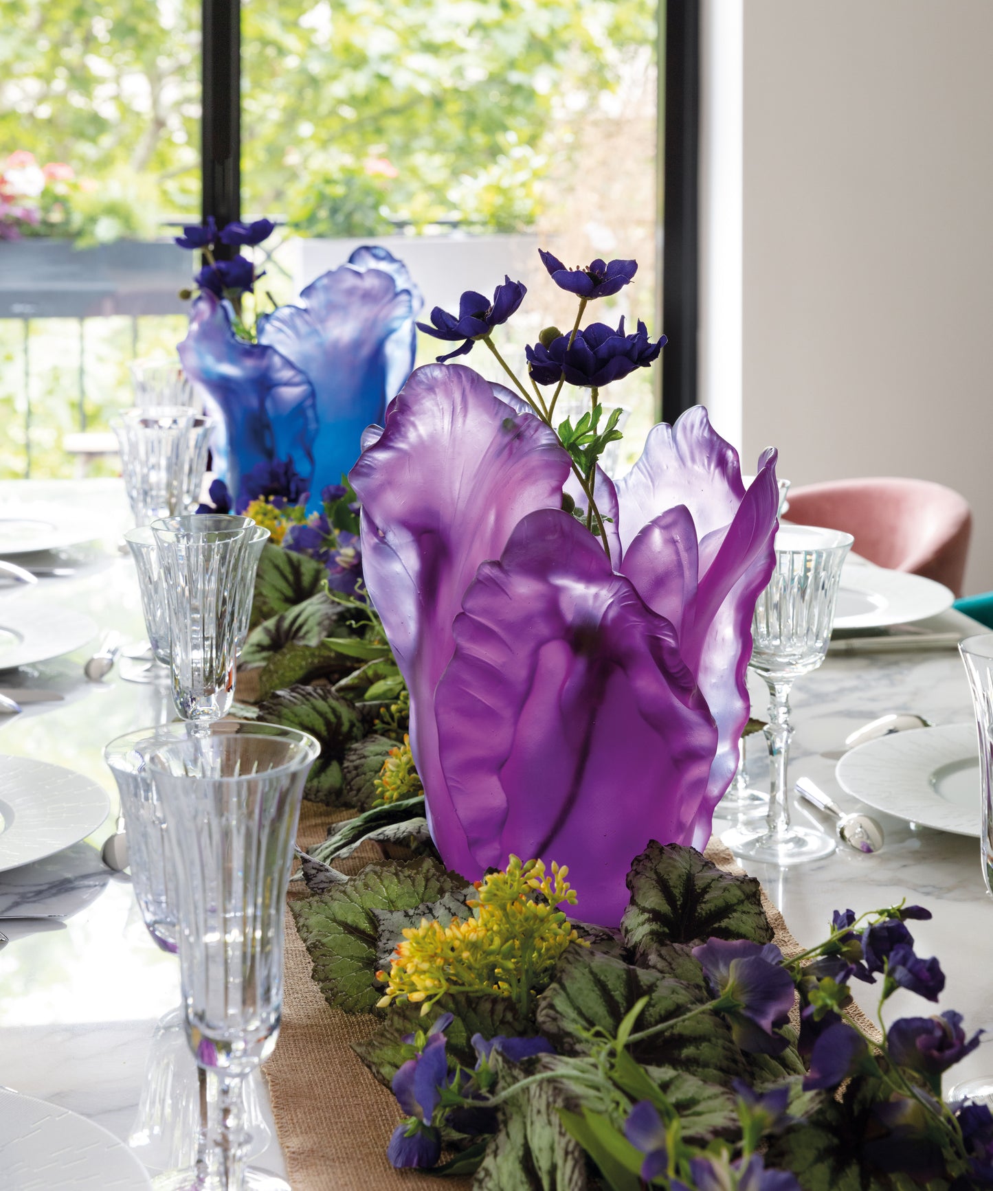 Vase Tulipe grand modèle Ultraviolet de Daum en verre coloré, avec forme élégante et finition brillante.