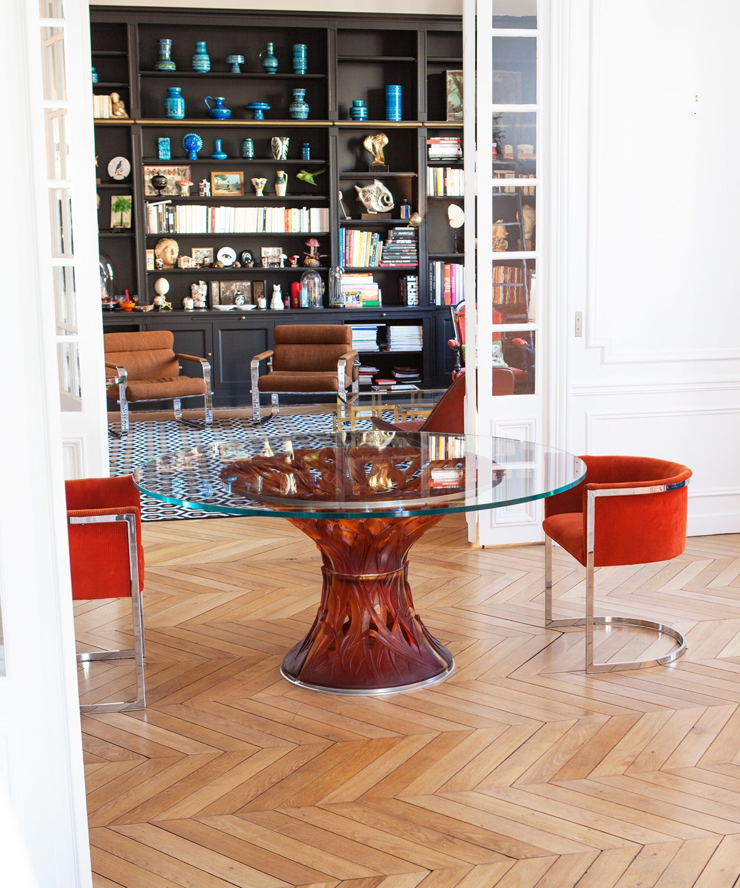 Végétale Table en verre avec 6 éléments de couleur ambre, design artistique signé Daum, décoratif et élégant.