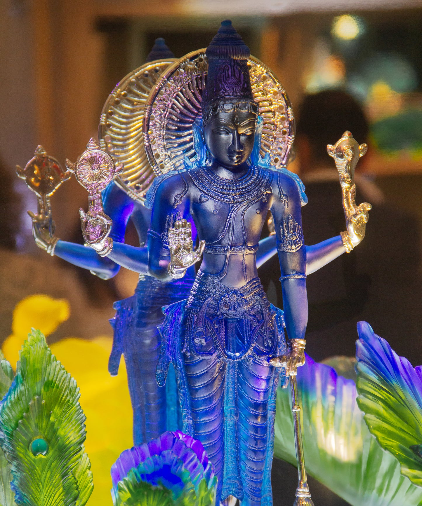 Vishnu XL 88ex de Daum, sculpture en verre coloré représentant une figure divine hindoue, vue de face.