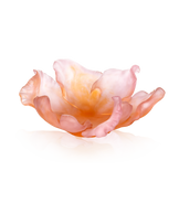 Tulipe en verre couleur ambre rose de la marque Daum, pièce artistique en coupe élégante, visible avec détails de finition.