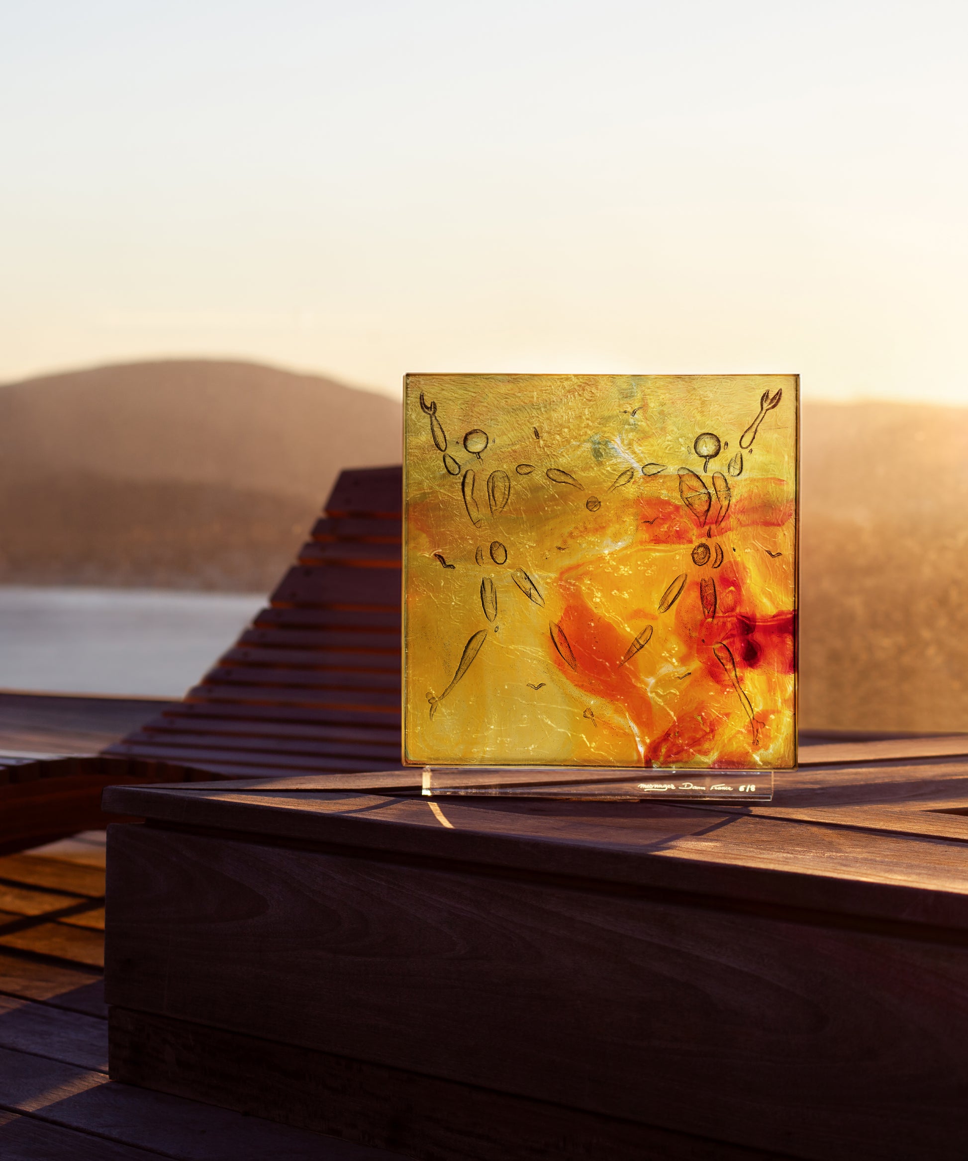 Verre en cristal Daum Love Dance Ambre de Jérôme Mesnager, pièce artistique avec motif coloré et finition élégante.