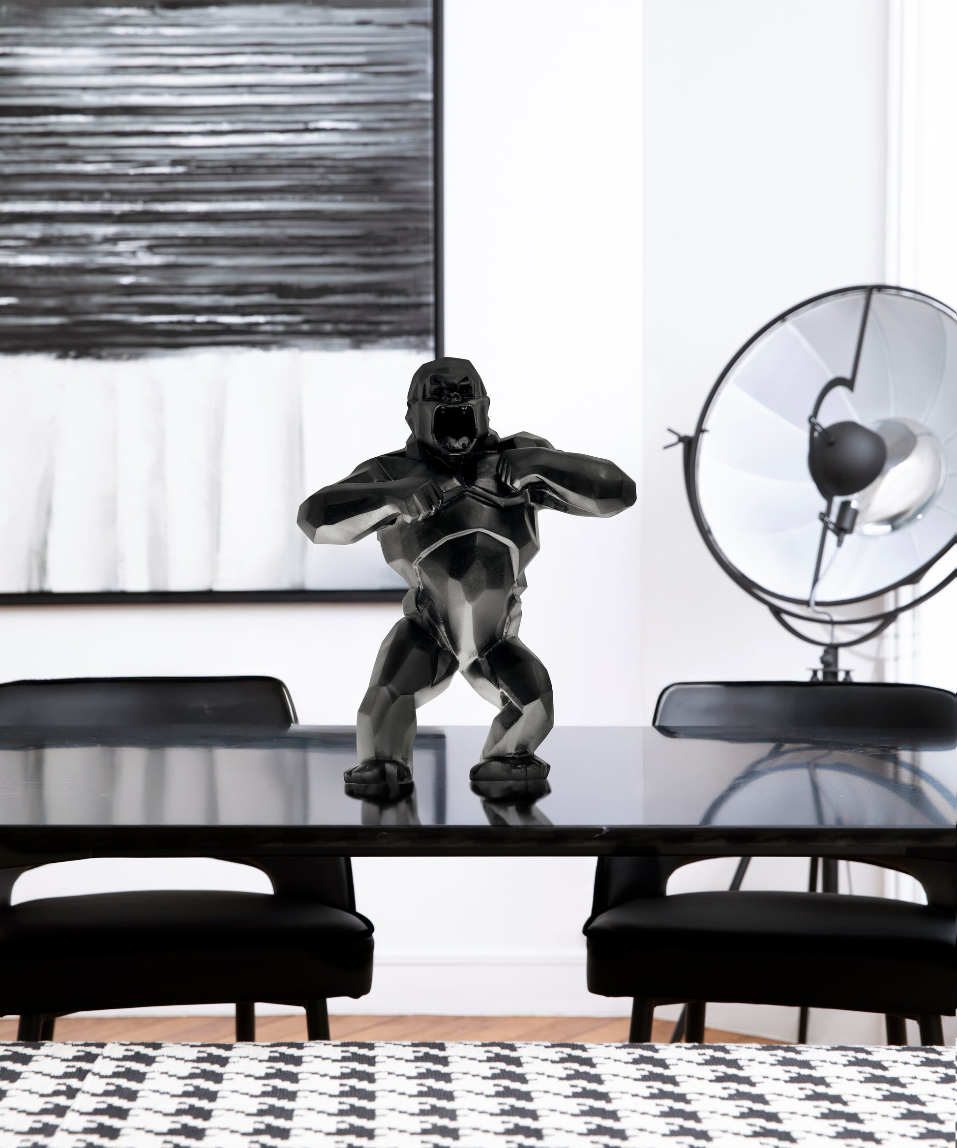 Sculpture Wild Kong noir de Richard Orlinski en verre Daum, détail du gorille noir avec textures sculptées.
