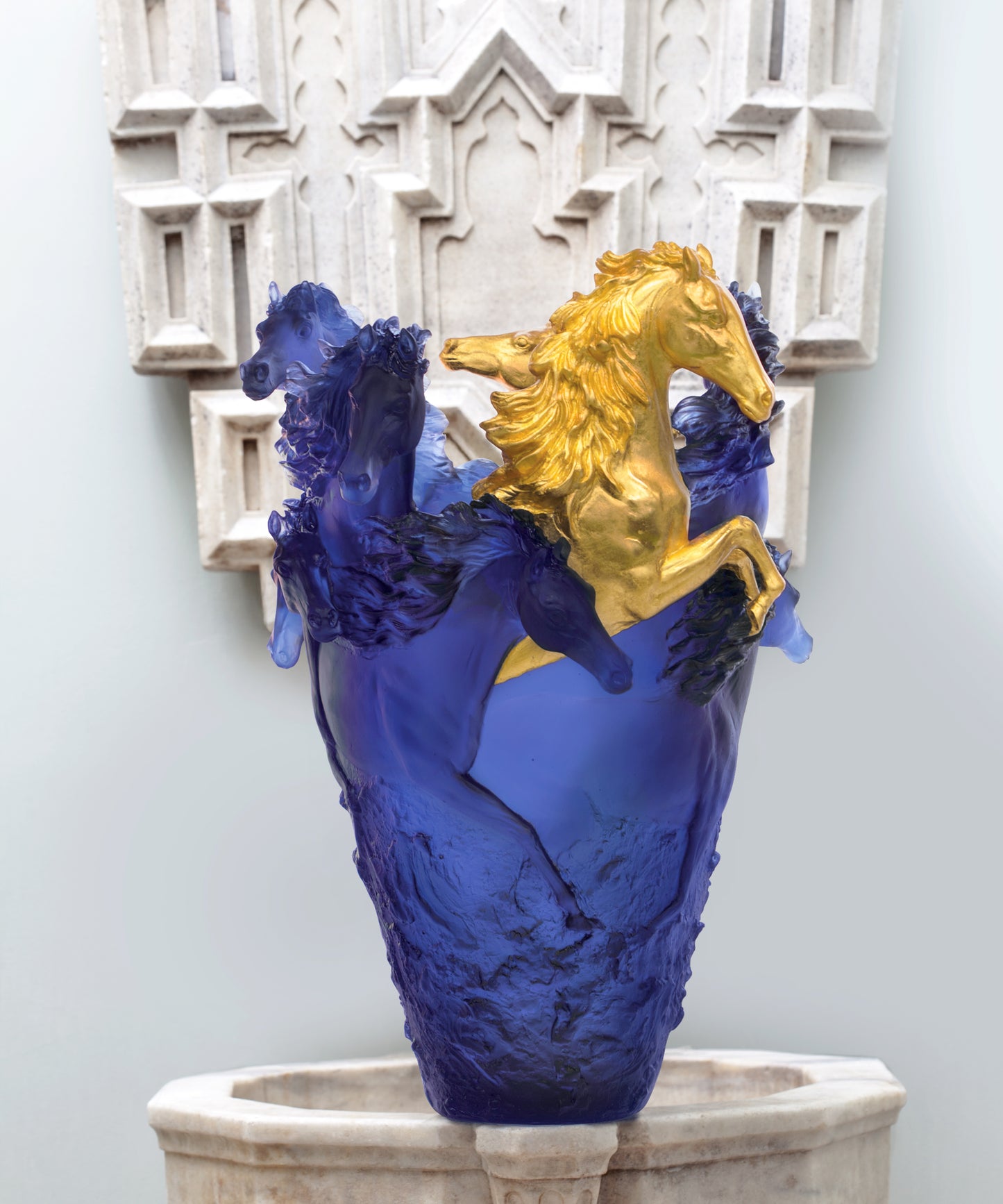 Cavalcade Vase magnum Bleu, finition or 25ex