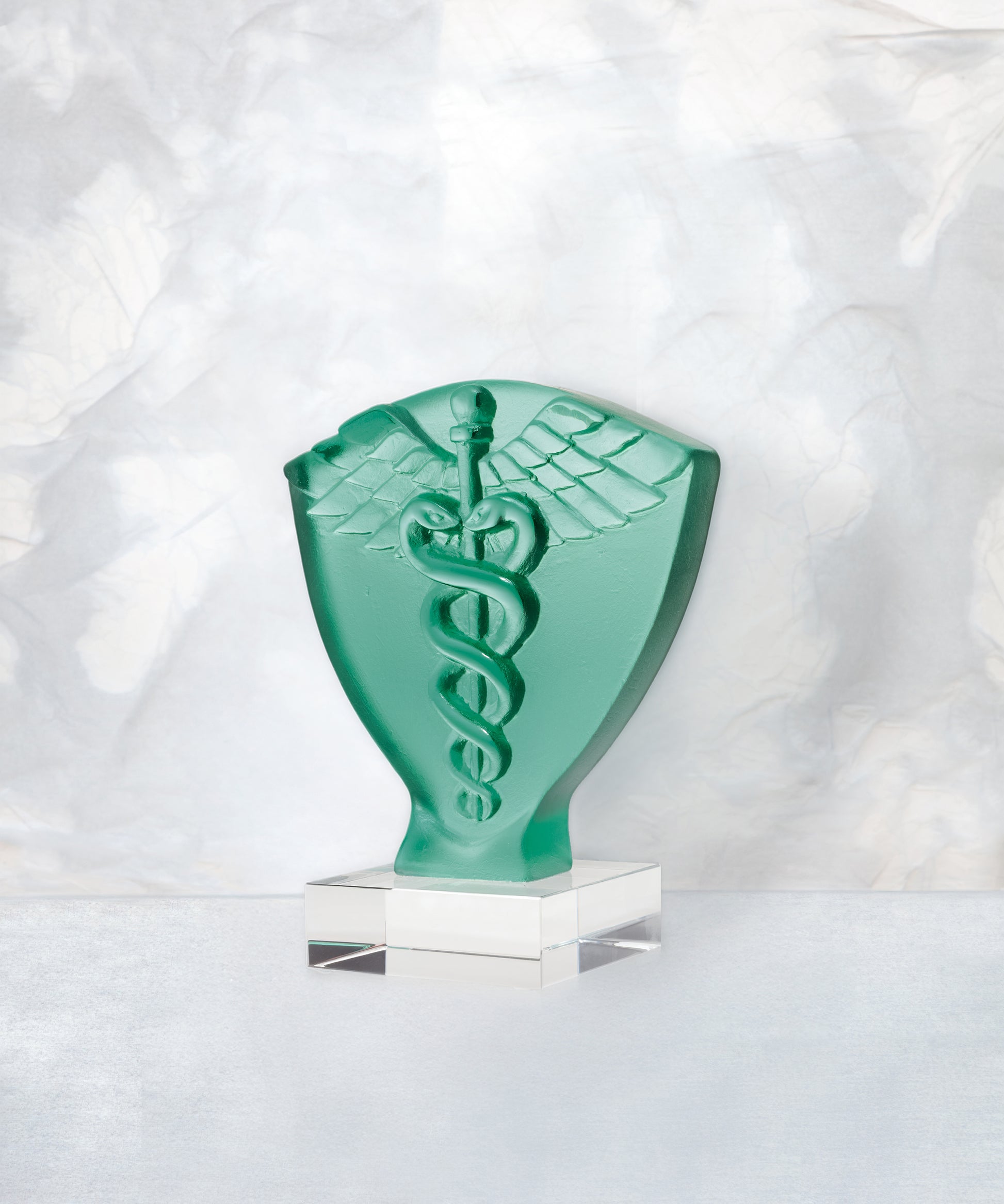 Symbole Caducée en verre Daum, sculpture artistique avec détails élégants, symbole médical traditionnel en verre coloré.