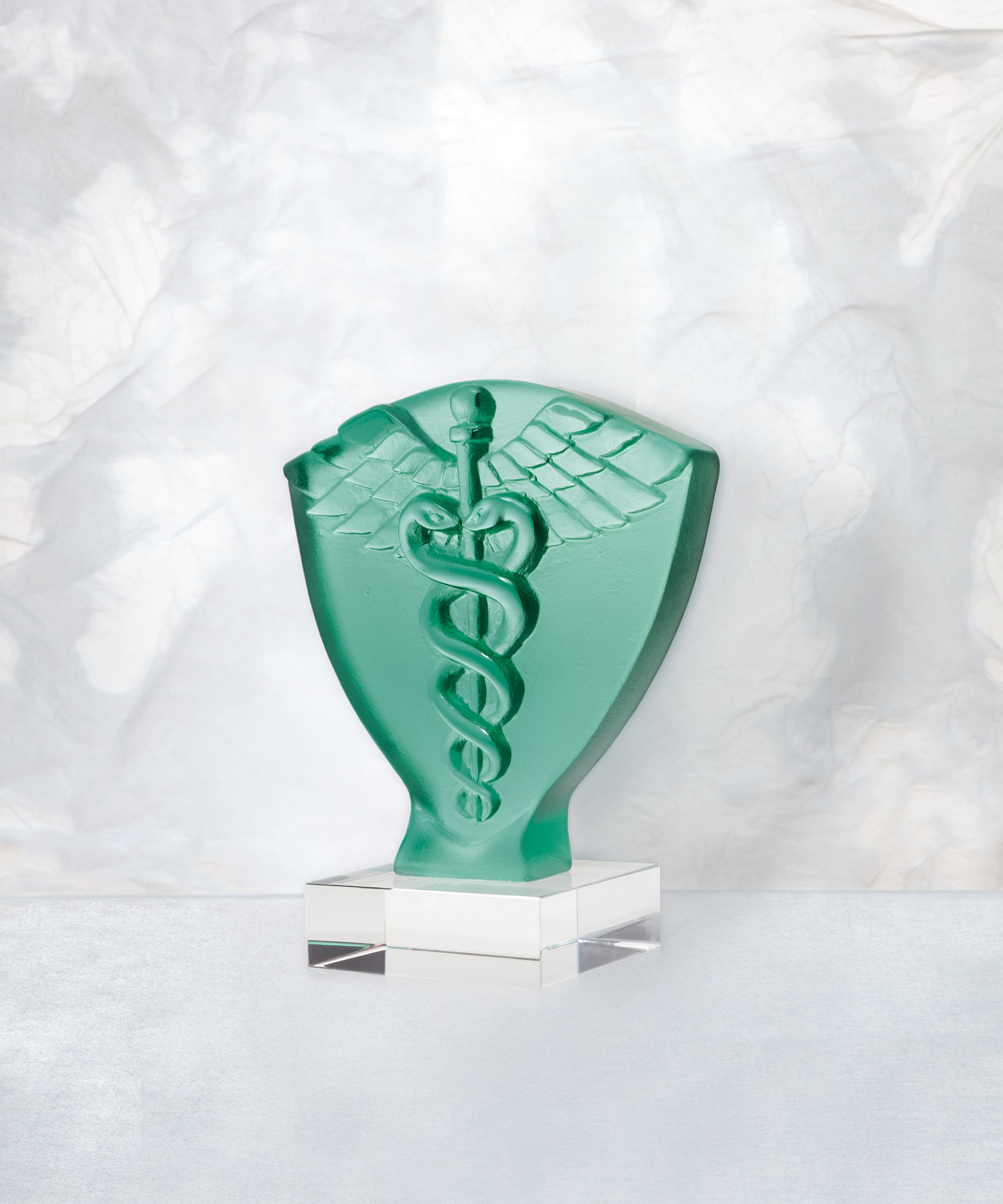 Symbole Caducée en verre Daum, sculpture artistique avec détails élégants, symbole médical traditionnel en verre coloré.
