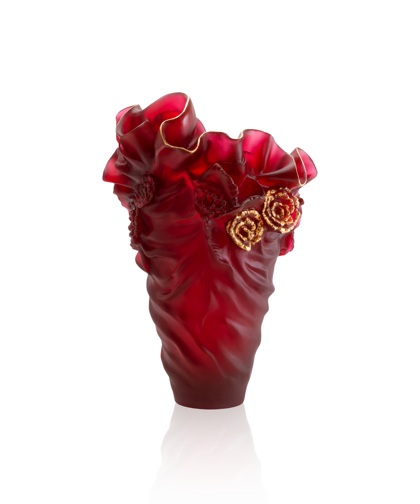 Vase grand modèle Rose Royale de Daum, rouge et or, avec finition élégante, visible dans une image en gros plan.