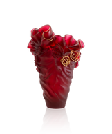 Vase grand modèle Rose Royale de Daum, rouge et or, avec finition élégante, visible dans une image en gros plan.