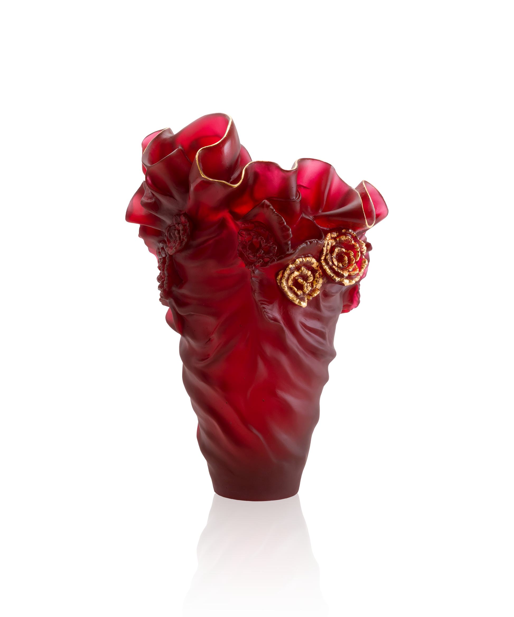 Vase grand modèle Rose Royale de Daum, rouge et or, avec finition élégante, visible dans une image en gros plan.