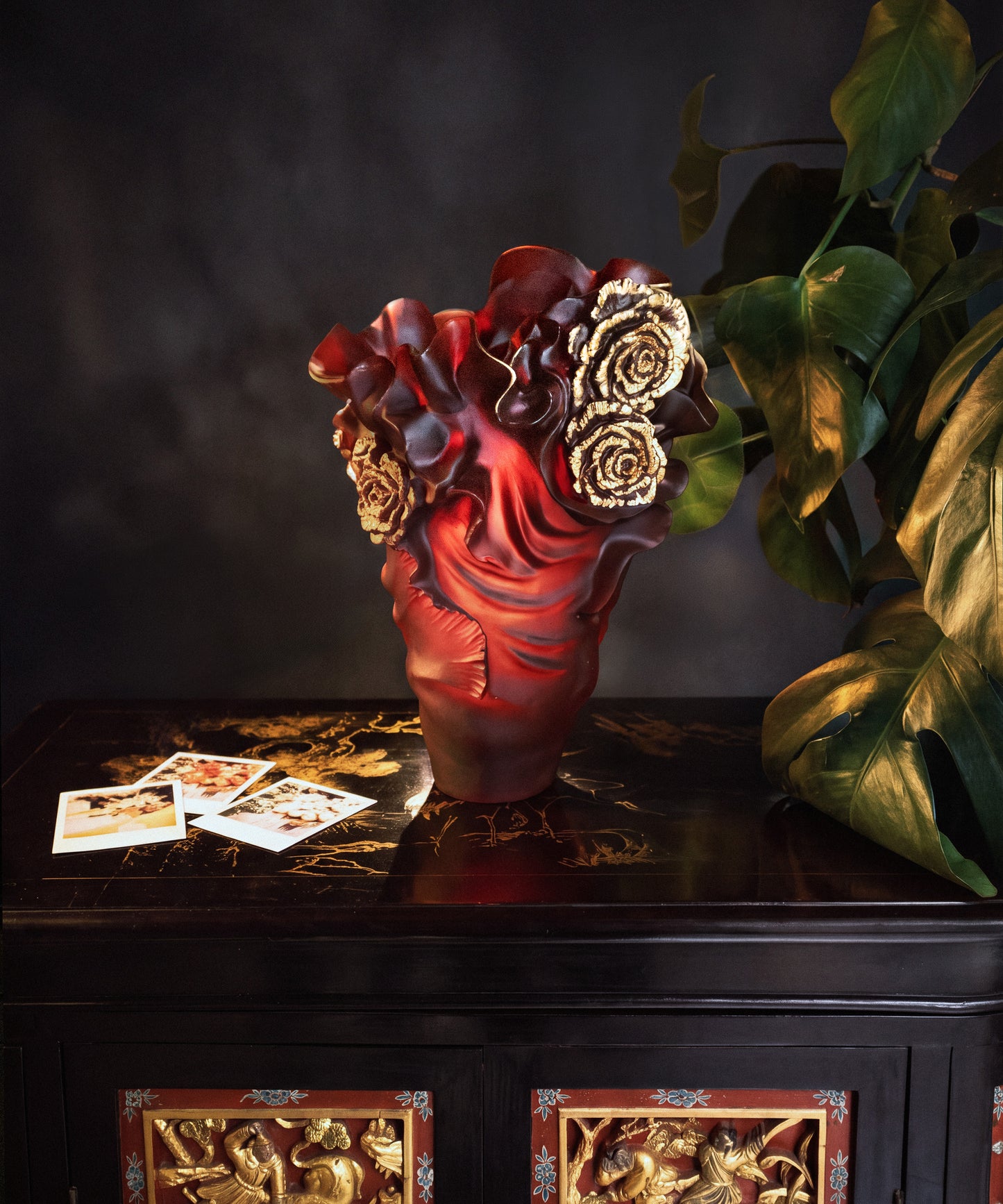 Vase Rose Royale grand modèle en verre rouge et or de la marque Daum, avec finition élégante et détails raffinés.