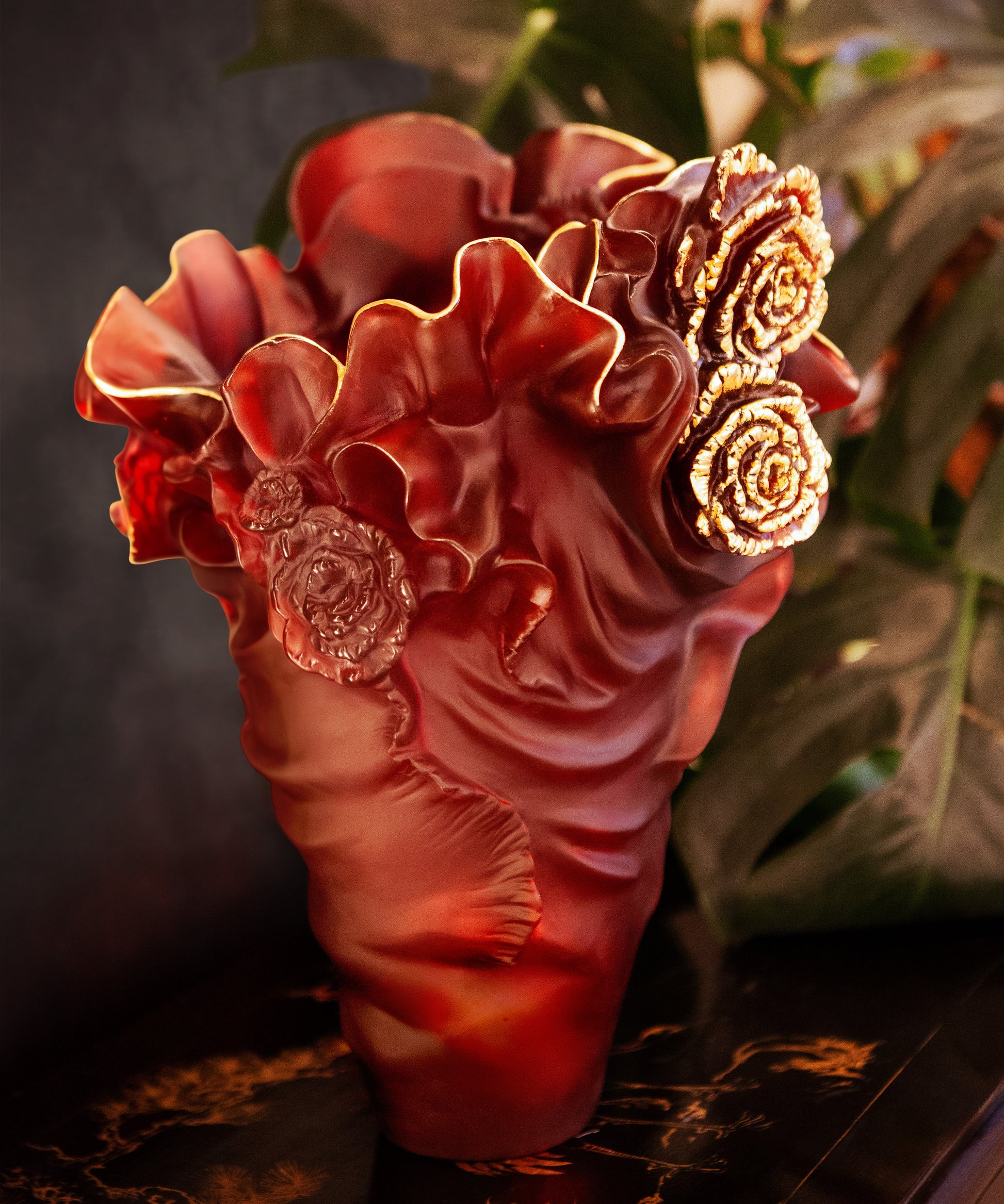 Vase grand modèle Rose Royale de Daum, rouge et or, avec finition élégante, décoratif et sophistiqué.