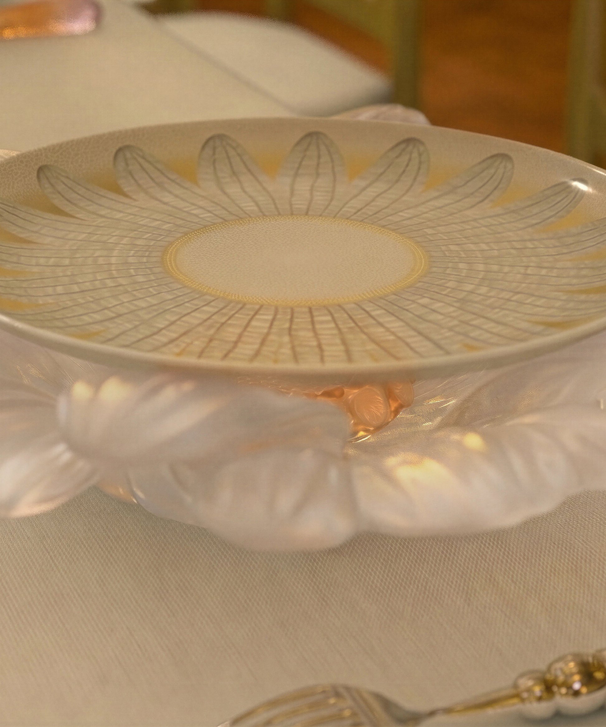 Petite or d'abeille Fleur de présentation blanche de Daum Intérieur, décoration élégante en verre, motif floral et abeille.