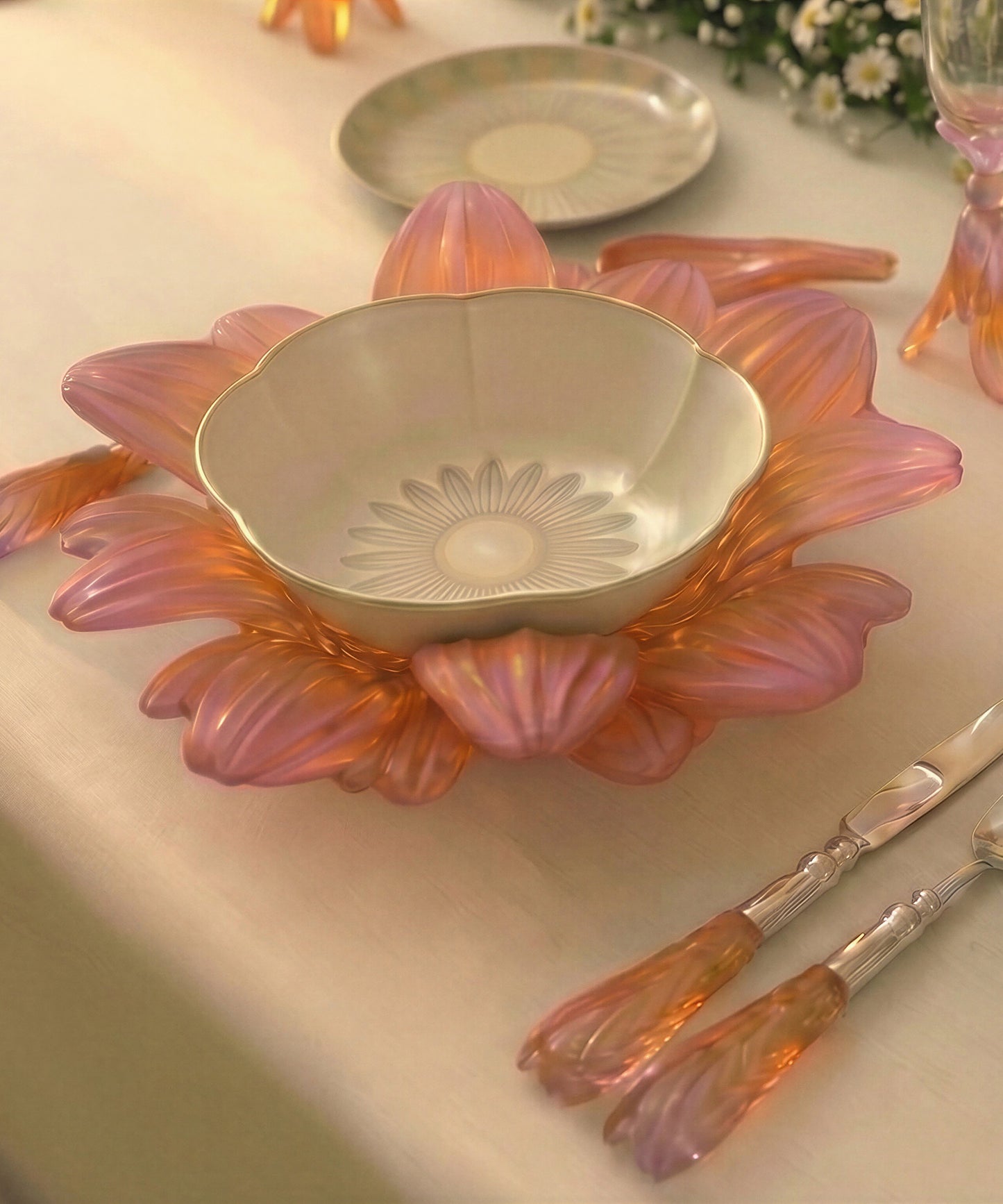 Or d'Abeille Fleur de présentation petit modèle ambre-rose de Daum Intérieur, sculpture délicate en verre avec abeilles et fleurs.