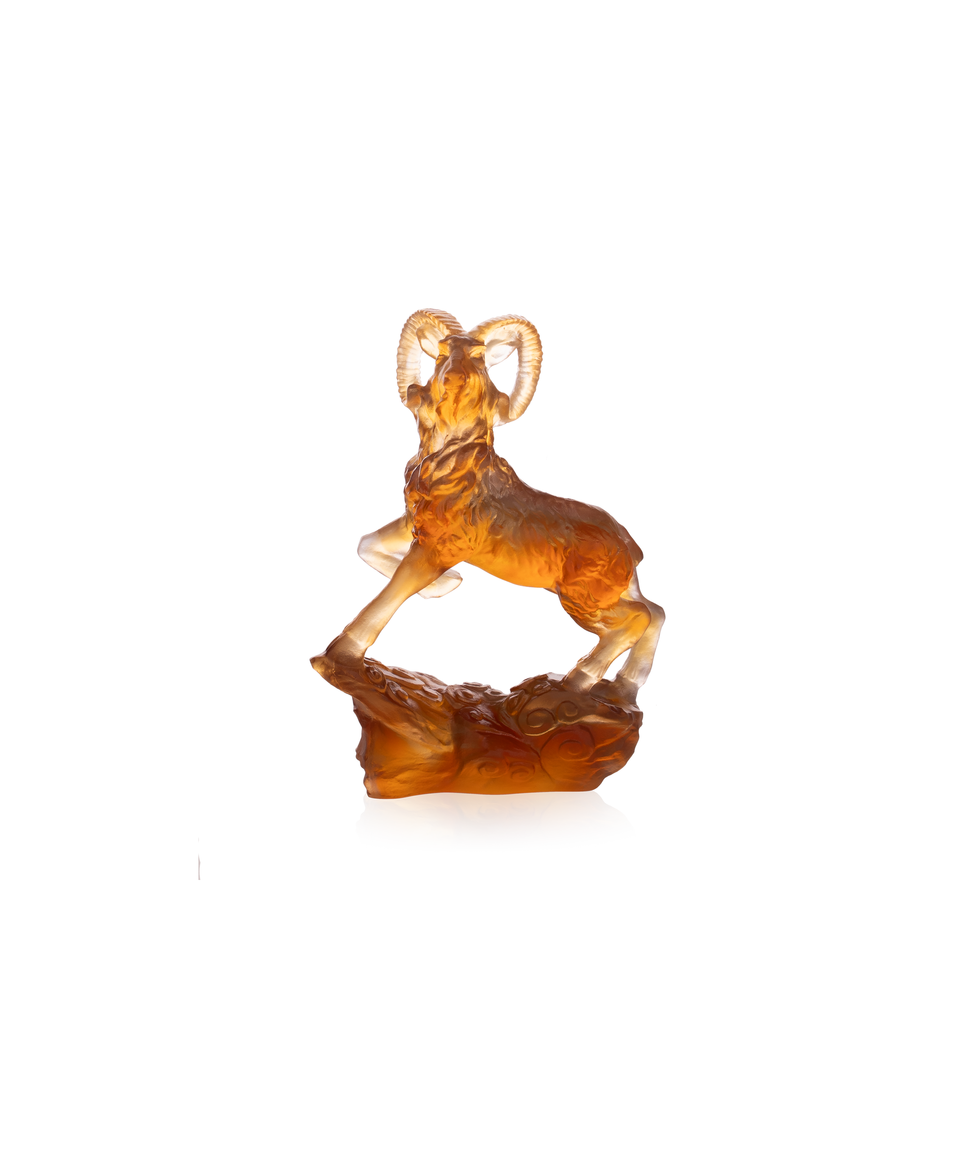 Chèvre en verre Daum Horoscope en ambre gris, statue artistique avec détails délicats, modèle 288ex, sur fond neutre.