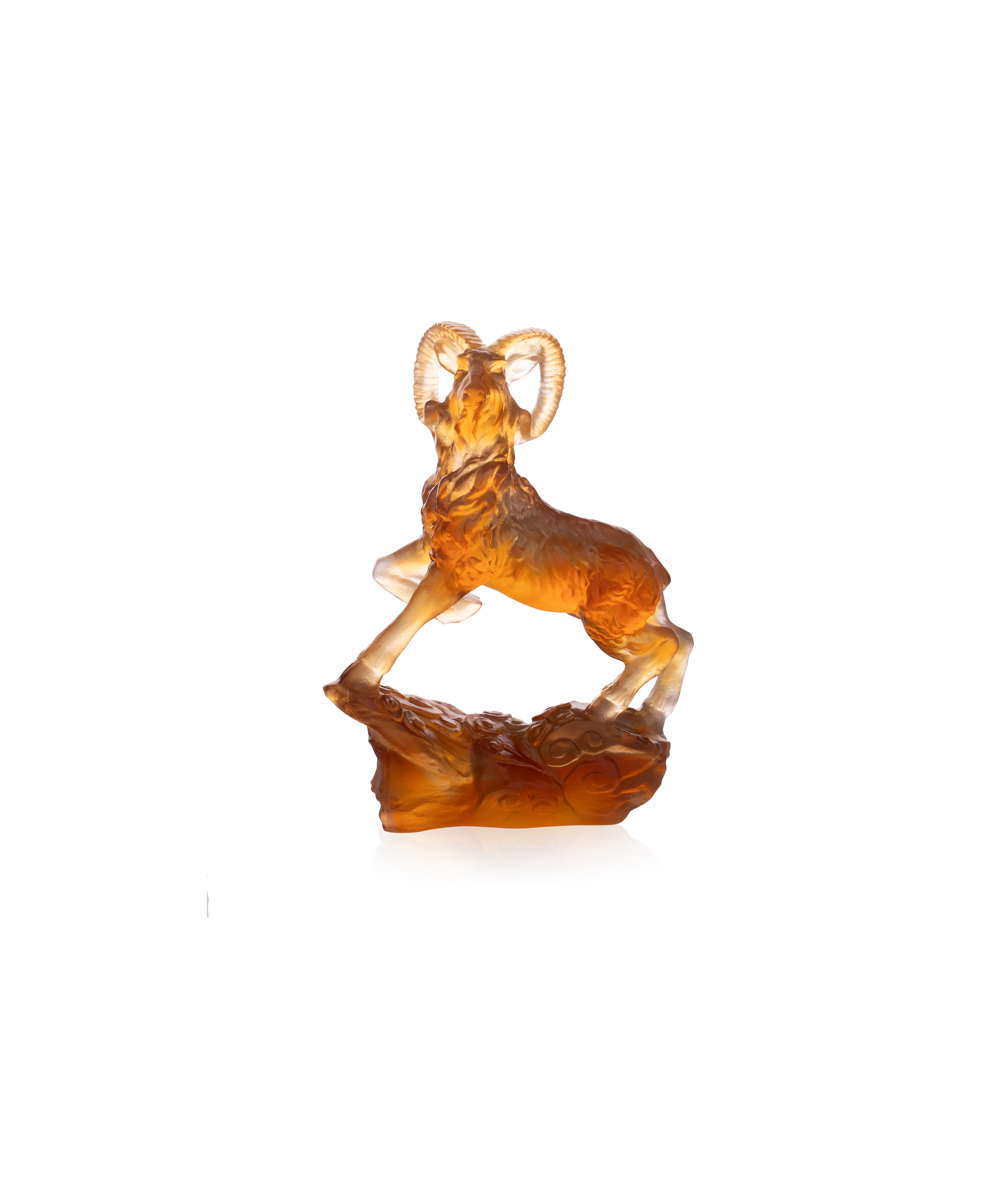 Chèvre en verre Daum Horoscope en ambre gris, statue artistique avec détails délicats, modèle 288ex, sur fond neutre.