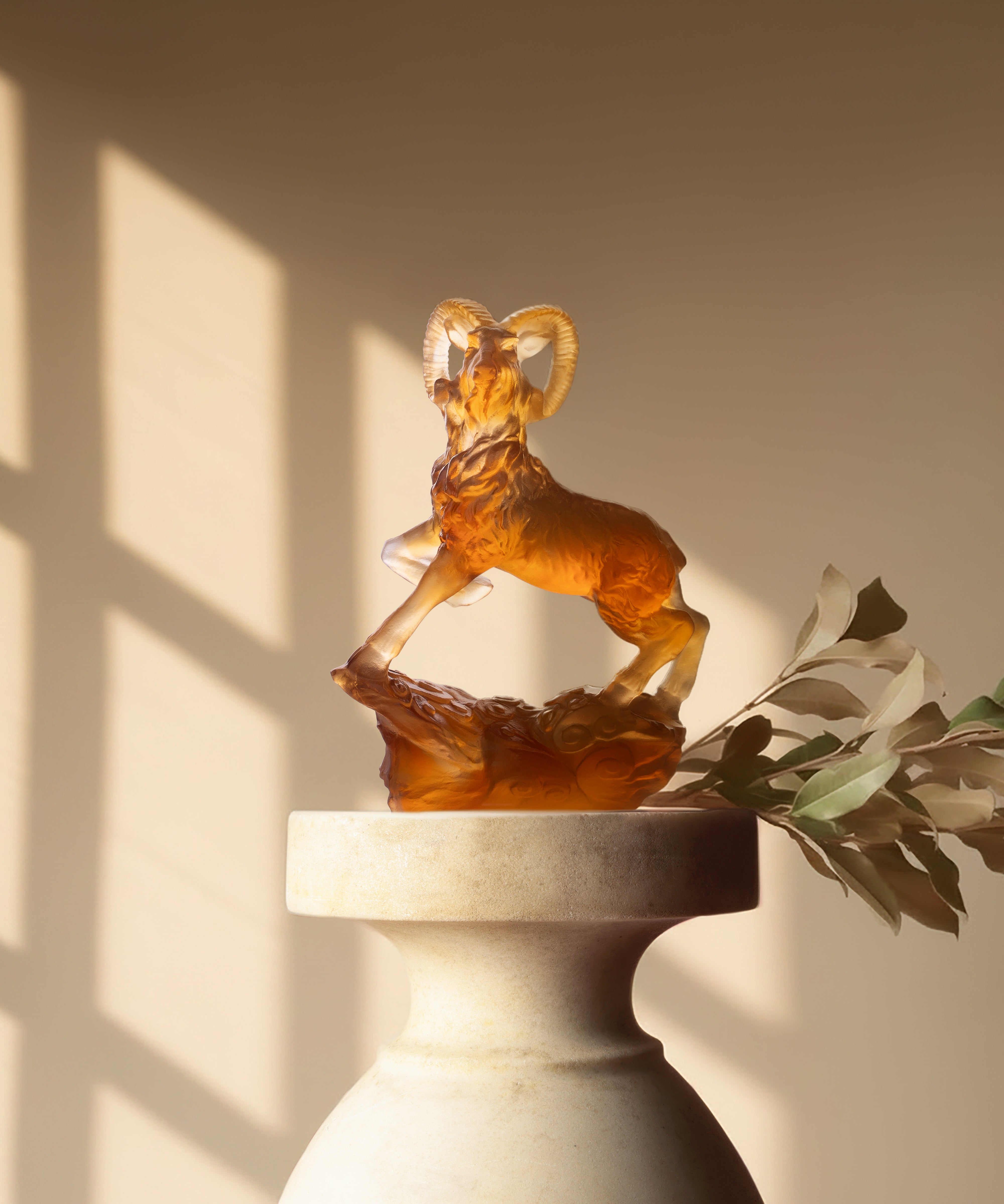 Chèvre en verre de couleur ambre gris, sculpture artisanale de la marque Daum, modèle Horoscope, 288 exemplaires.