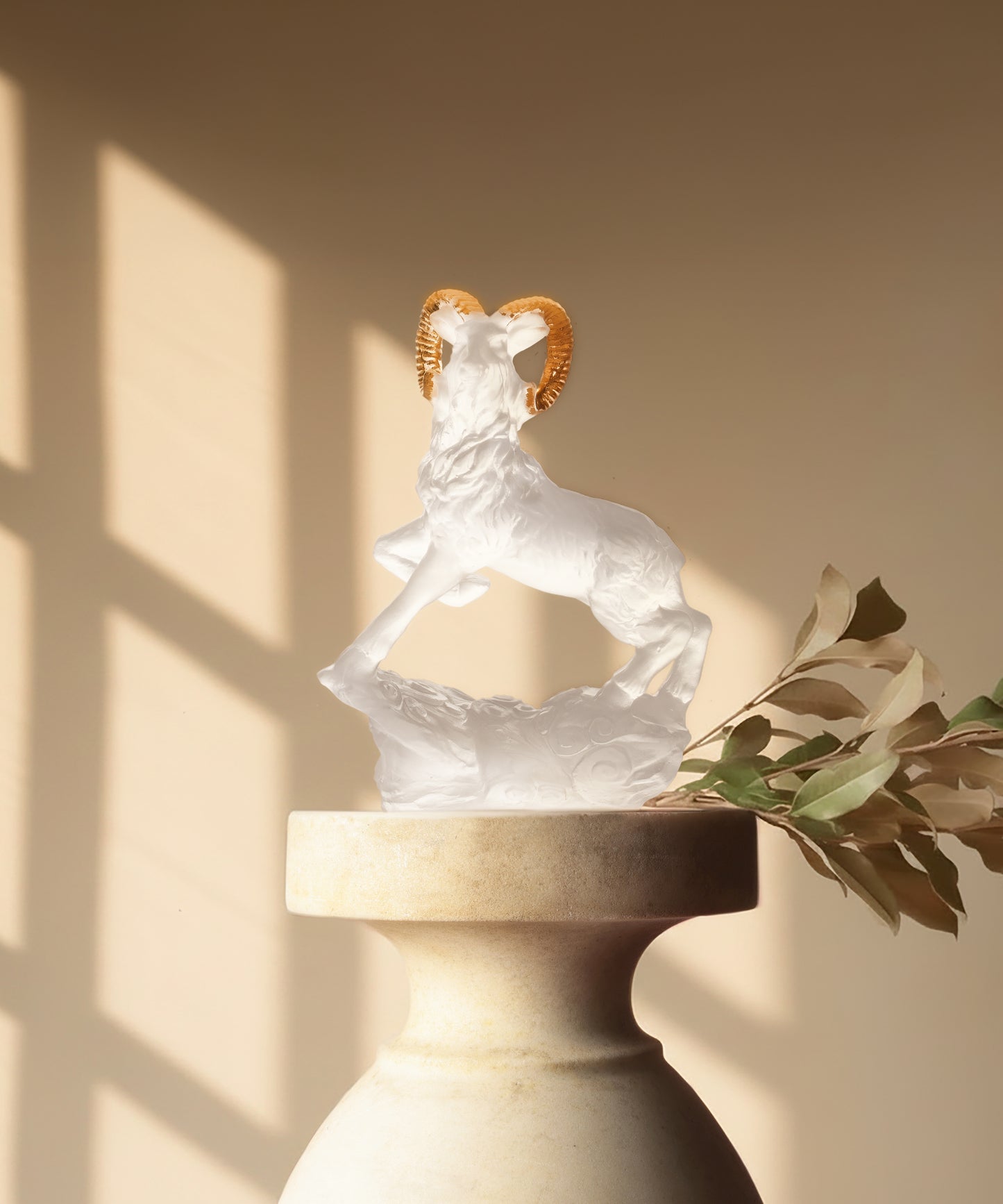 Chèvre en cristal blanc et or de la collection Horoscope Daum, sculpture décorative élégante et raffinée.