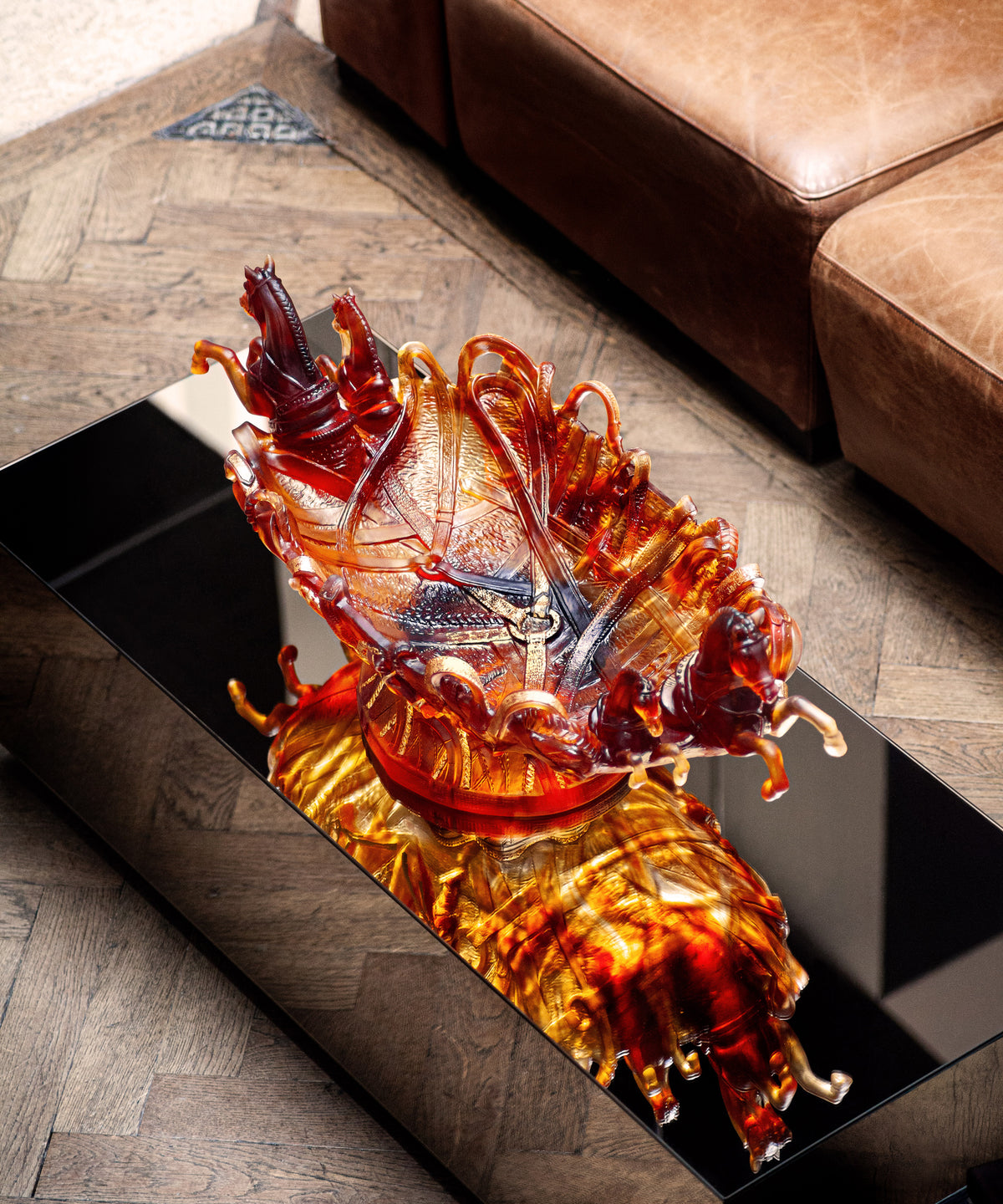 Centre de table Rêve Équestre Prestige de Daum, sculpture en verre coloré avec détails artistiques, sur fond clair.