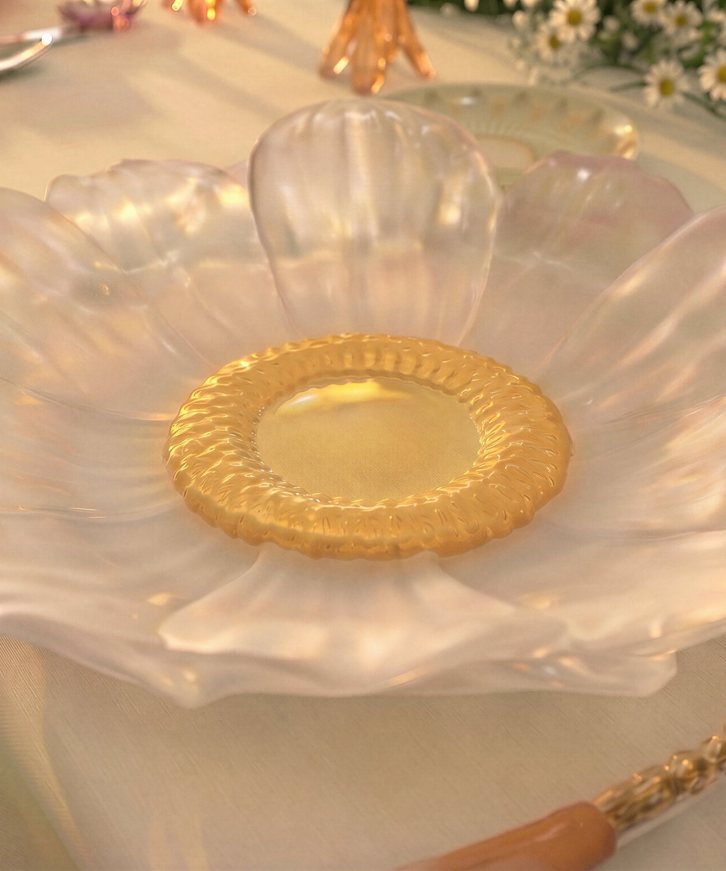 Or d'Abeille Fleur de présentation moyen modèle blanche de Daum Intérieur, sculpture en céramique ou porcelaine, détail délicat et élégant.