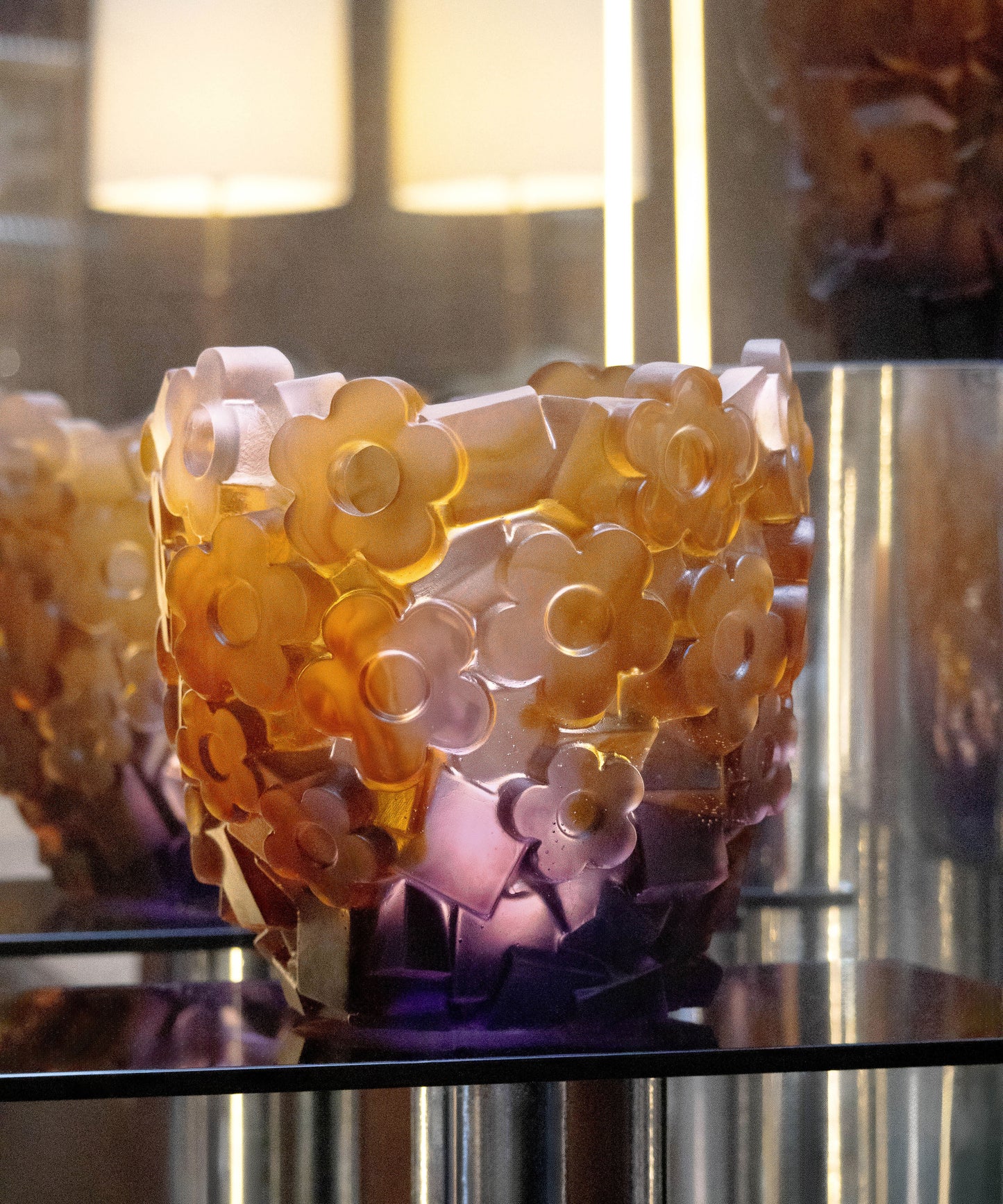 Vase petit modèle Blooming Rock de Daum, conçu par Hubert Le Gall, en verre coloré avec motif floral sculpté.