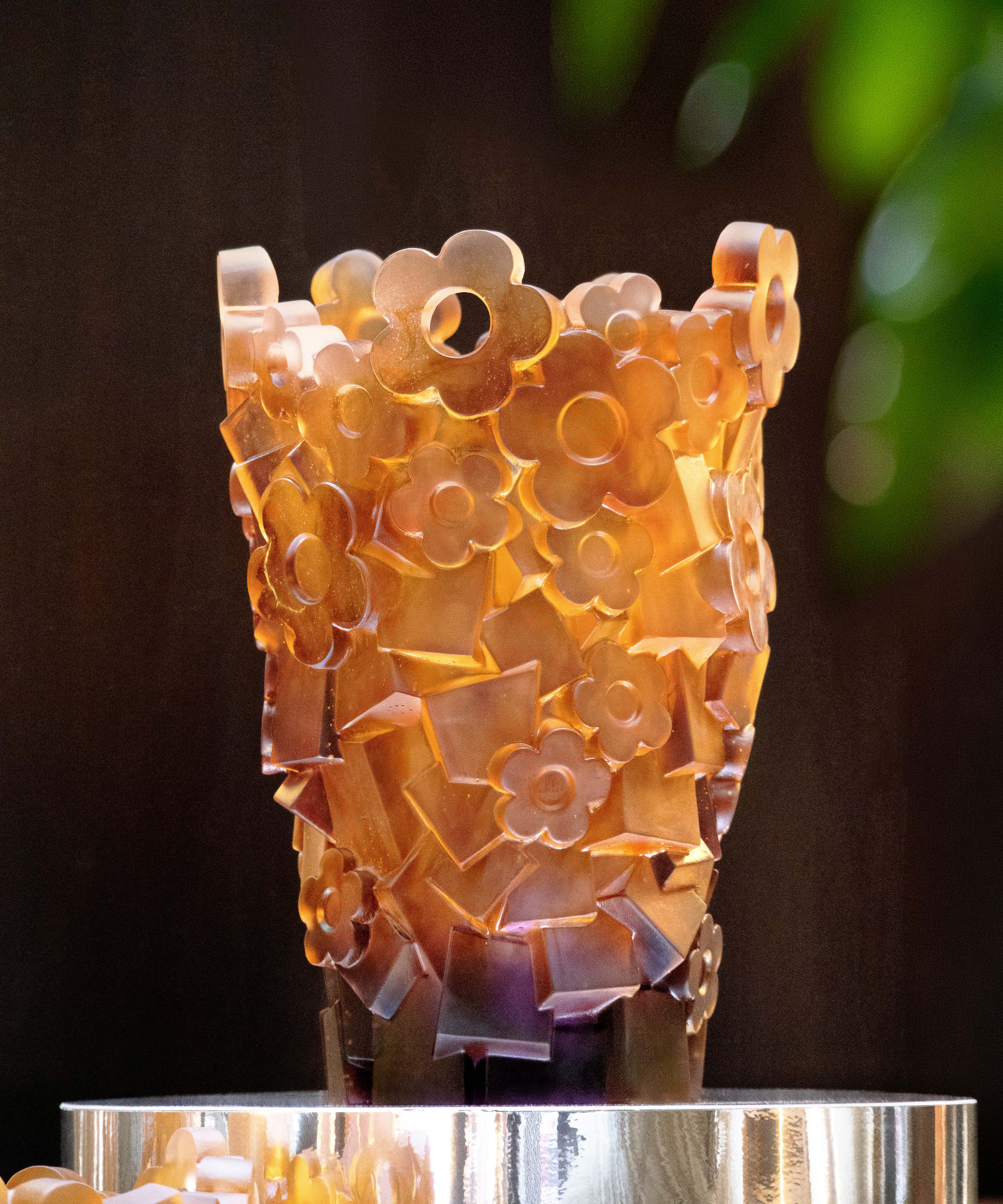 Vase grand modèle Blooming Rock de Daum, œuvre de Hubert Le Gall, avec finition en verre coloré et design artistique.