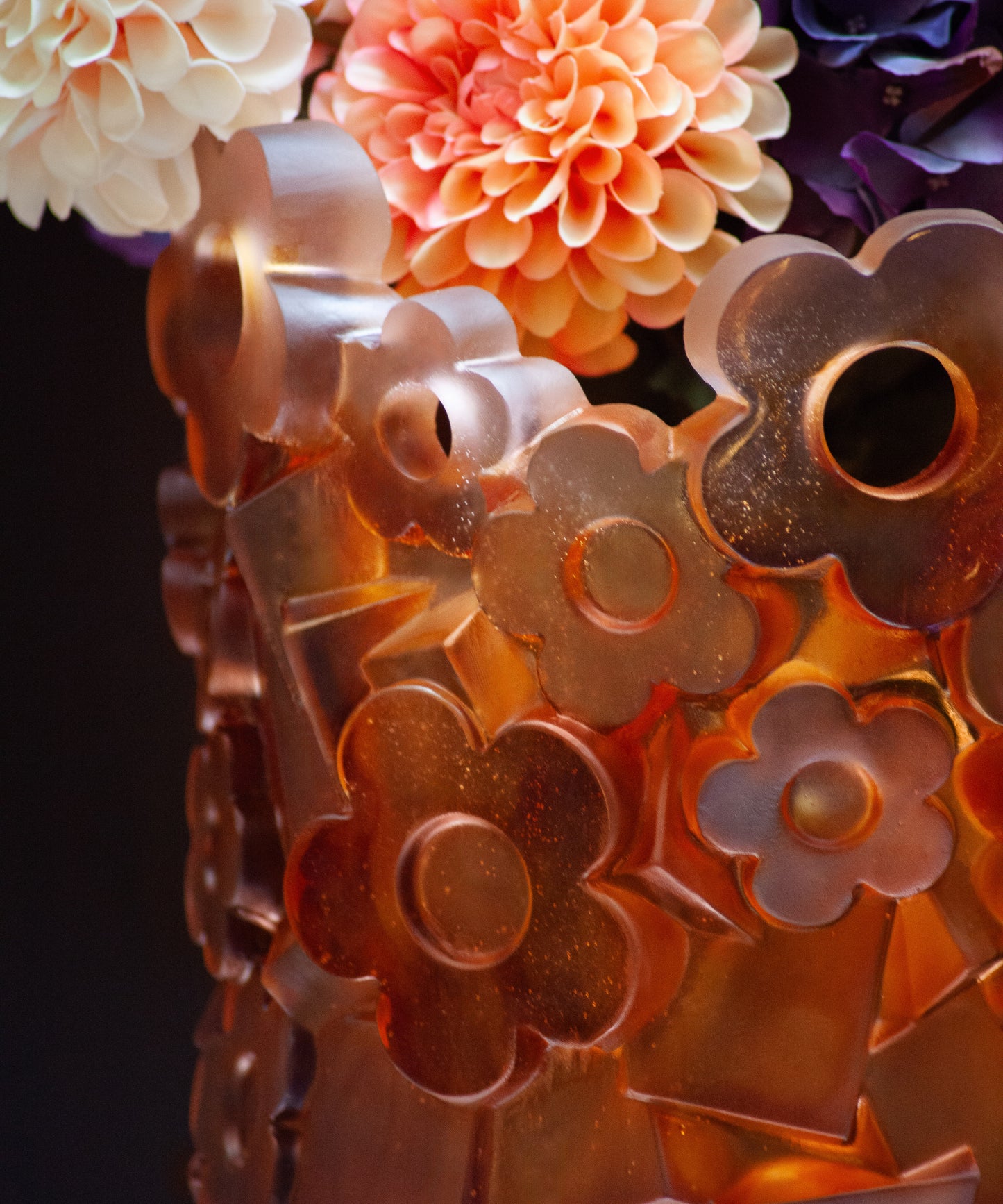 Vase grand modèle Blooming Rock Hubert Le Gall en verre Daum avec motifs floraux colorés et design artistique.