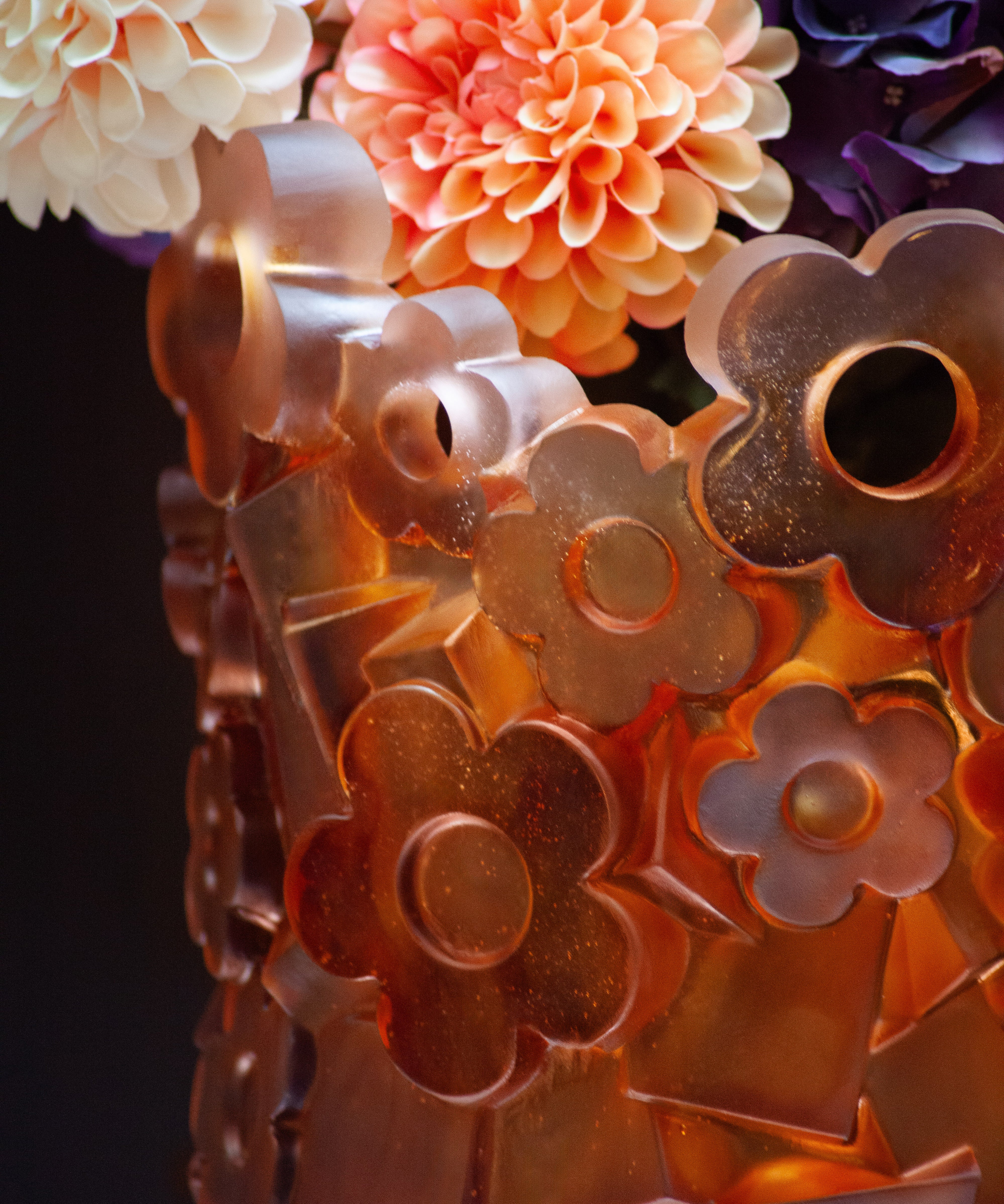 Vase grand modèle Blooming Rock Hubert Le Gall en verre Daum avec motifs floraux colorés et design artistique.