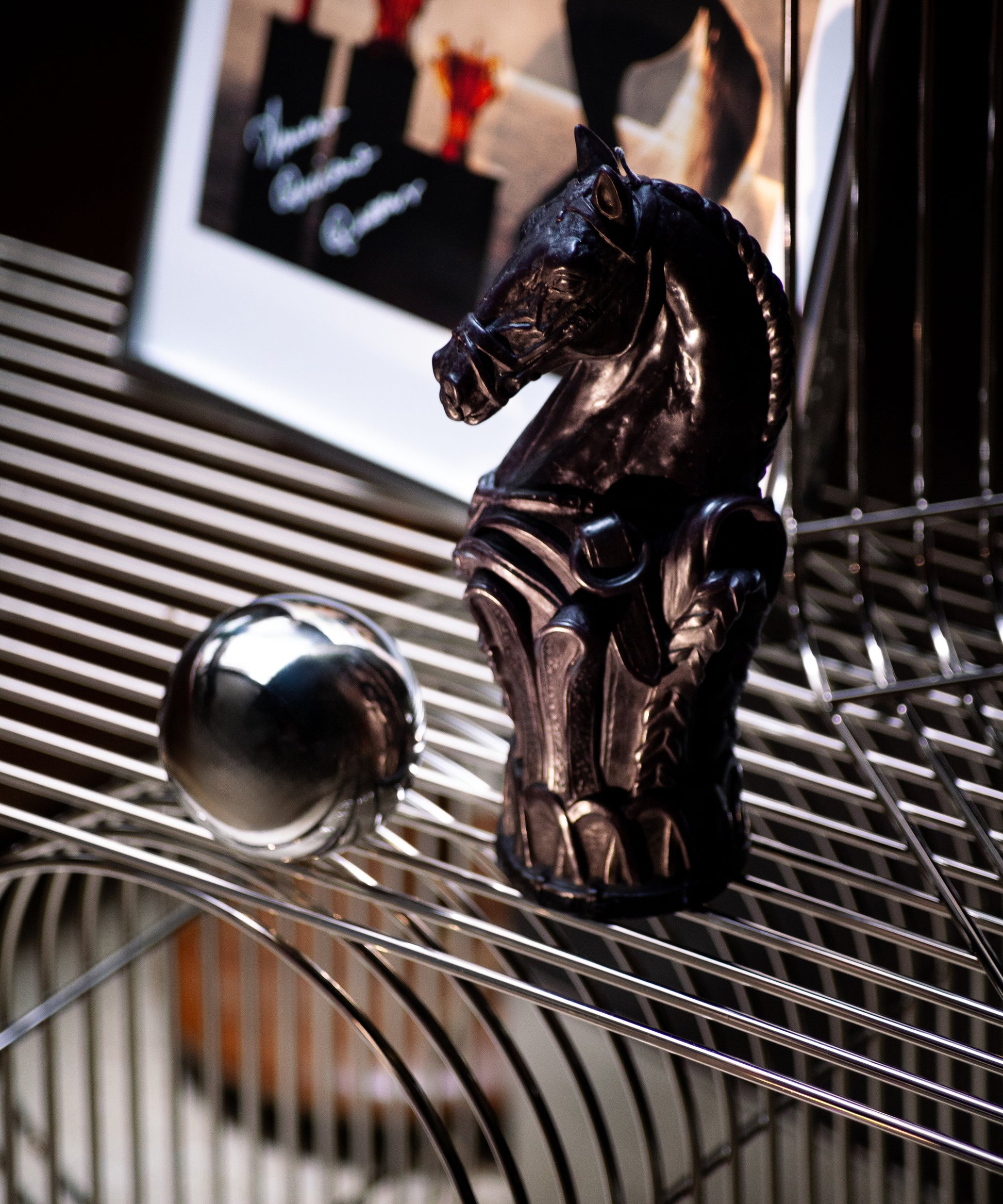 Bougie sculptée en forme de cavalier d'échecs noir Rêve Équestre par Daum Intérieur, décorative et élégante.
